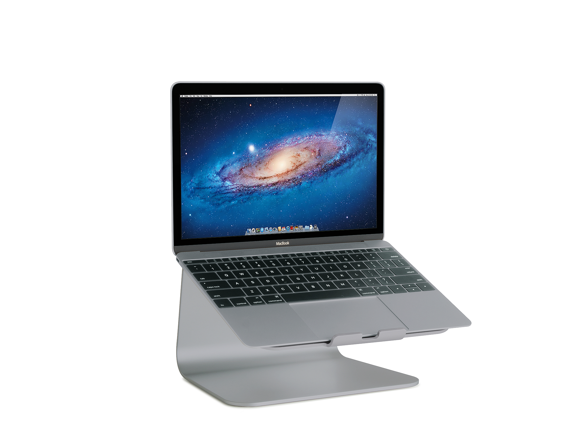 Ein Laptop auf einem silbernen Ständer. Der Laptop ist geöffnet und zeigt ein Galaxienbild auf dem Bildschirm.