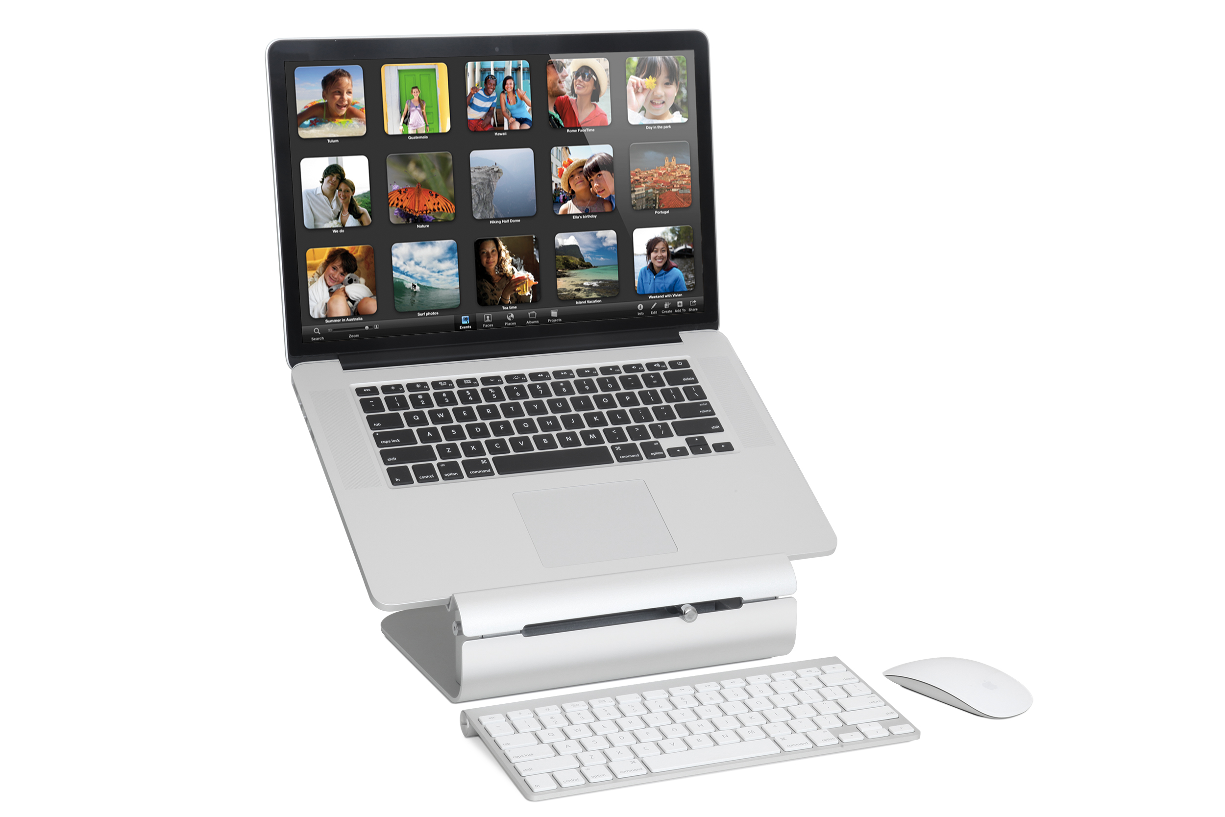 Ein Laptop mit Fotos auf dem Bildschirm, eine Tastatur und eine Maus, alles auf einer weißen Oberfläche.