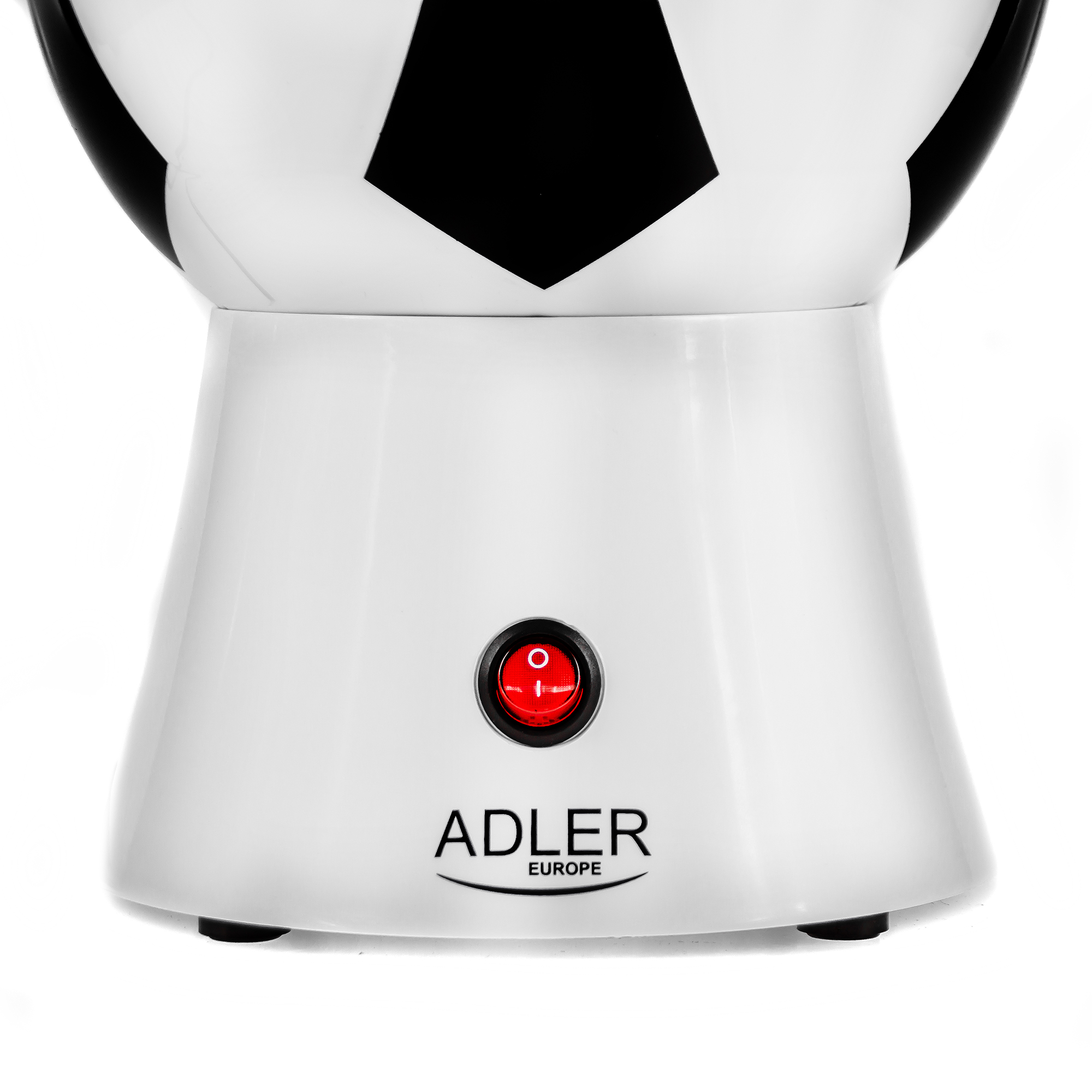 Ein weiß-schwarzer Popcorn-Maker mit rotem Ein-Aus-Knopf im Fußball-Design.