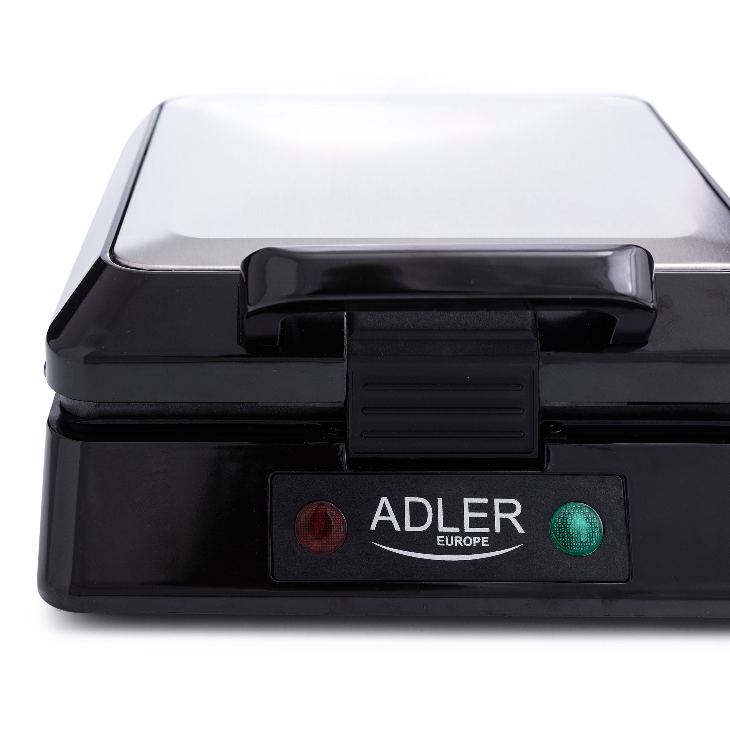 Czarna i srebrna gofrownica Adler Europe. Widoczne czerwone i zielone wskaźniki zasilania.