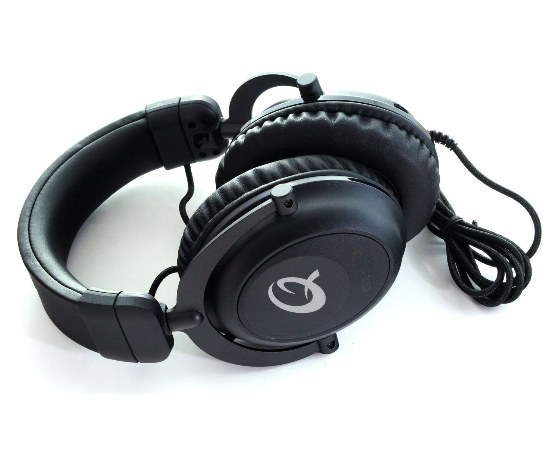 Para czarnych słuchawek z przewodem na białym tle.