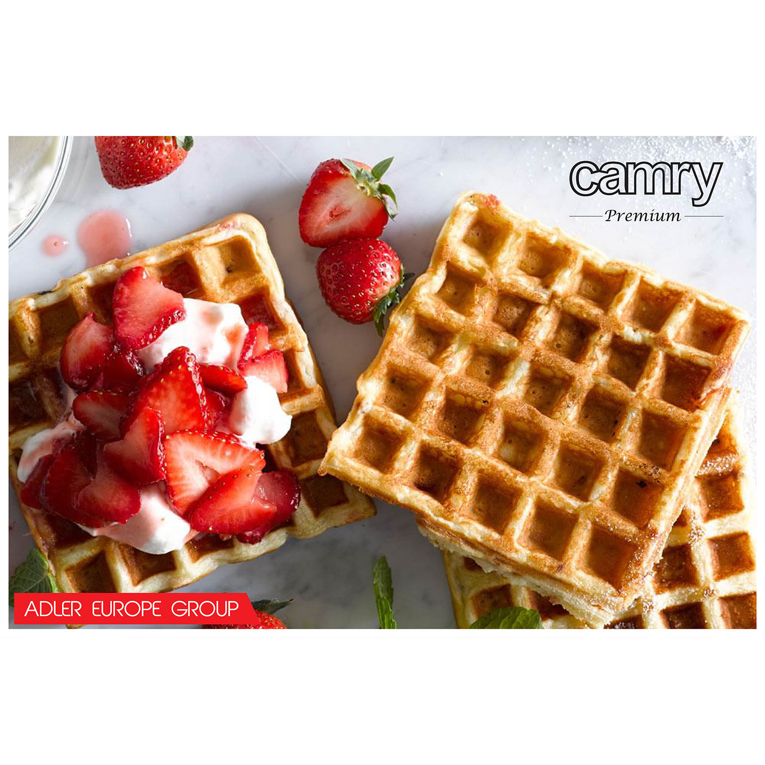Waffeln mit Erdbeeren und Schlagsahne. Weiße Oberfläche mit Text und Logo rechts oben.