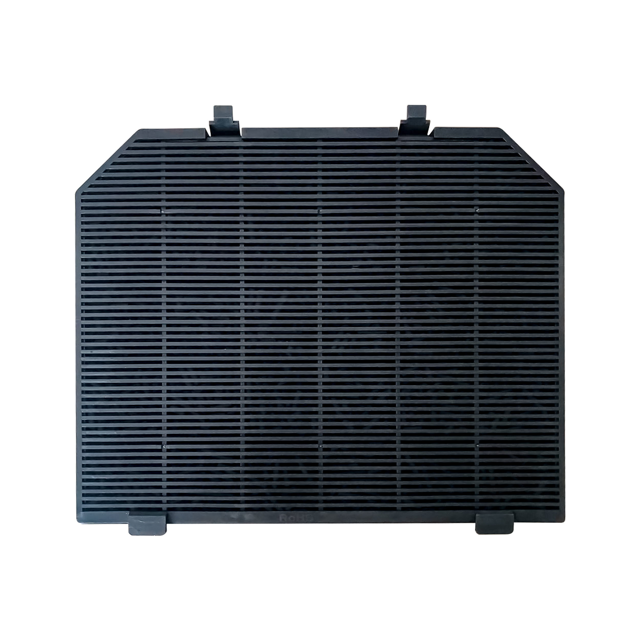 Un filtre de purificateur d'air noir avec des fentes horizontales, sur fond blanc.