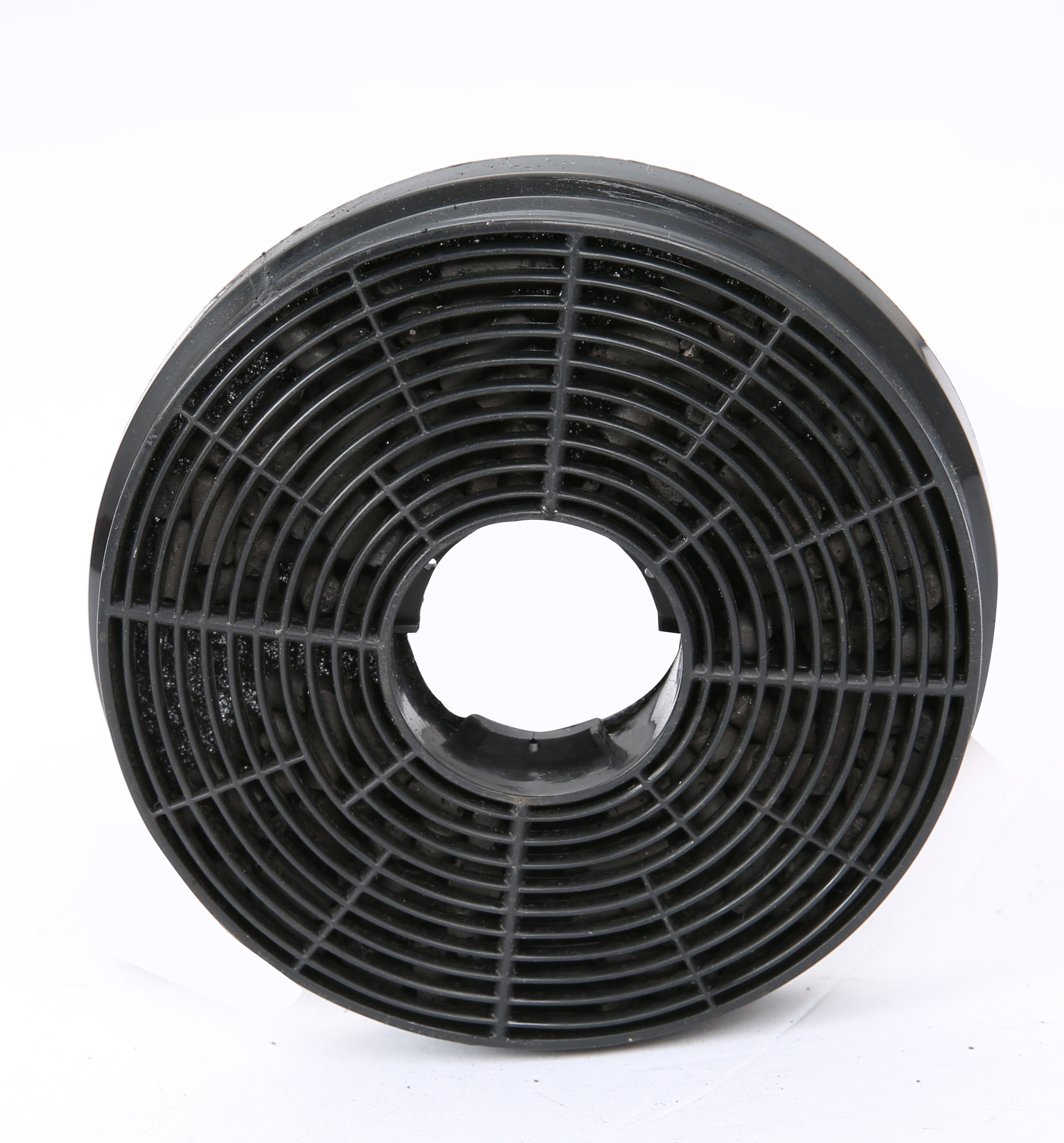 Zwart actief koolfilter voor een afzuigkap, met cirkelvormig ontwerp en rasterpatroon.