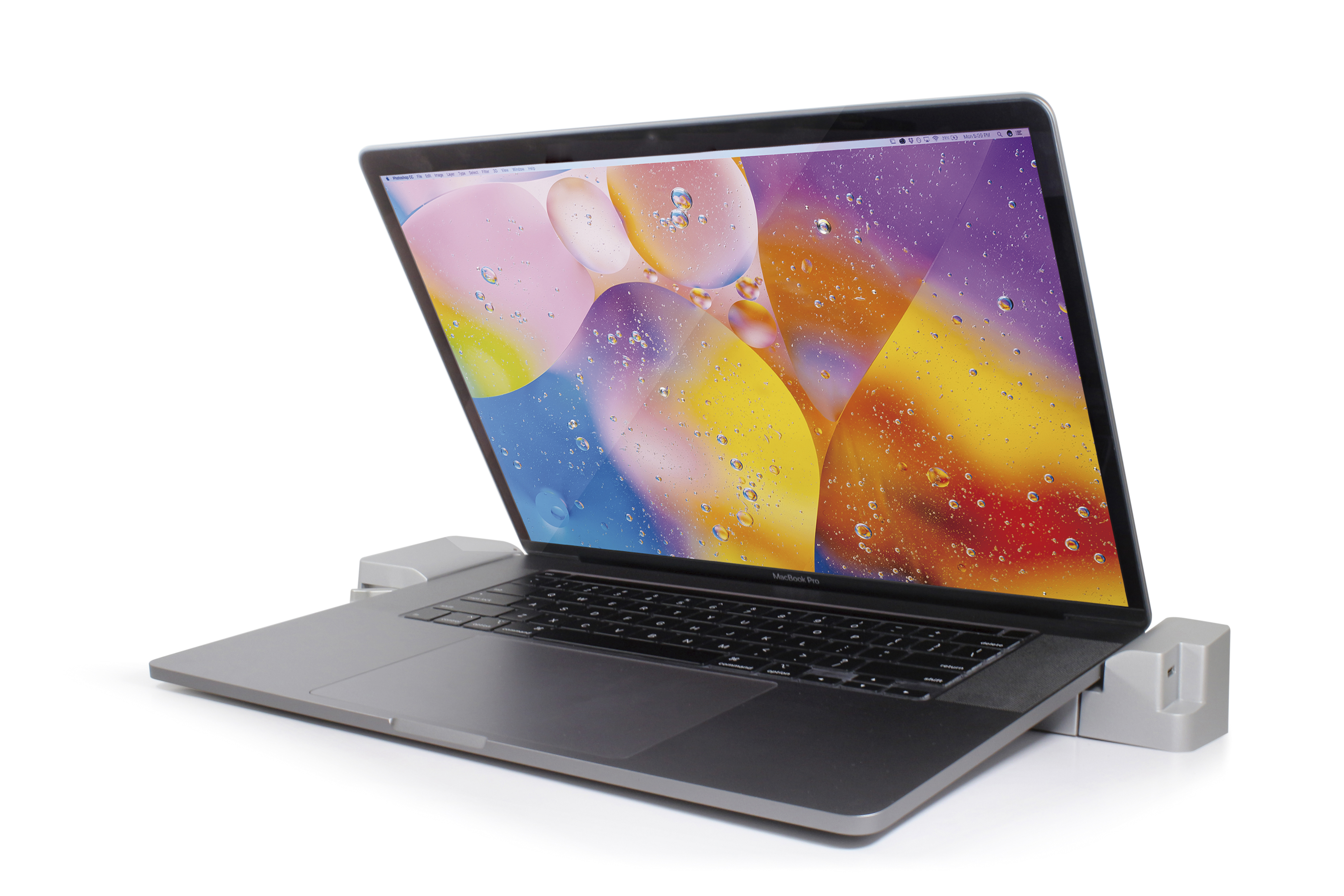 Ein silberner Laptop ist geöffnet und zeigt ein farbenfrohes Bild auf weißem Hintergrund.