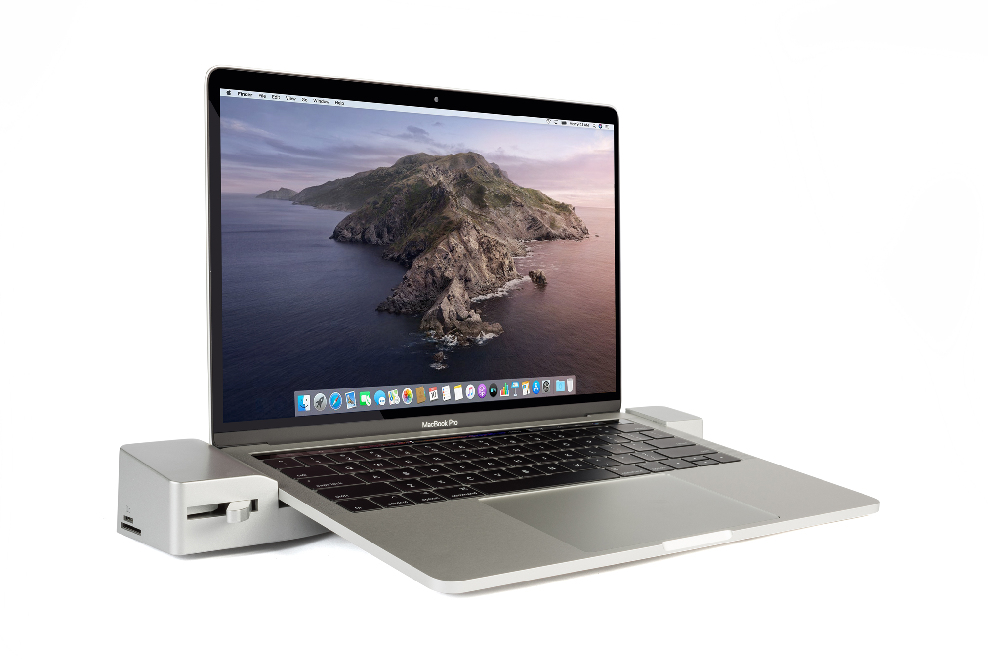 Silbernes MacBook Pro auf einem silbernen Dock. Der Bildschirm zeigt eine Landschaft.