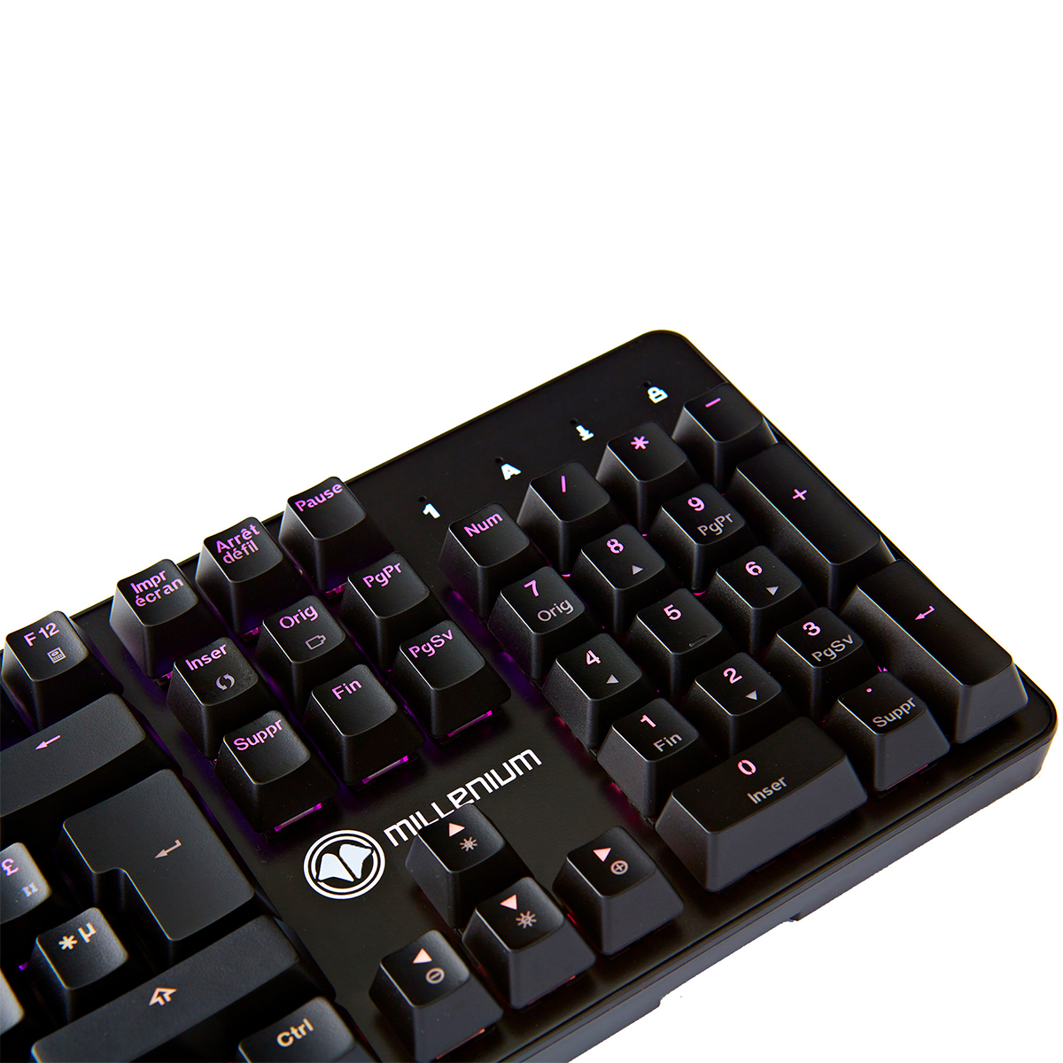 Teclado negro con teclas iluminadas. Algunas teclas tienen etiquetas francesas.