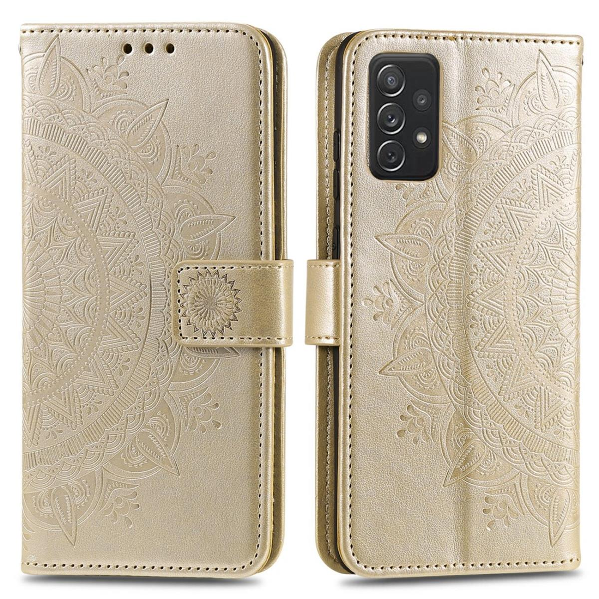 Goldenes Handycase, geschlossen. Geprägtes Blumendesign, Schnallenverschluss. Case hält das Telefon.