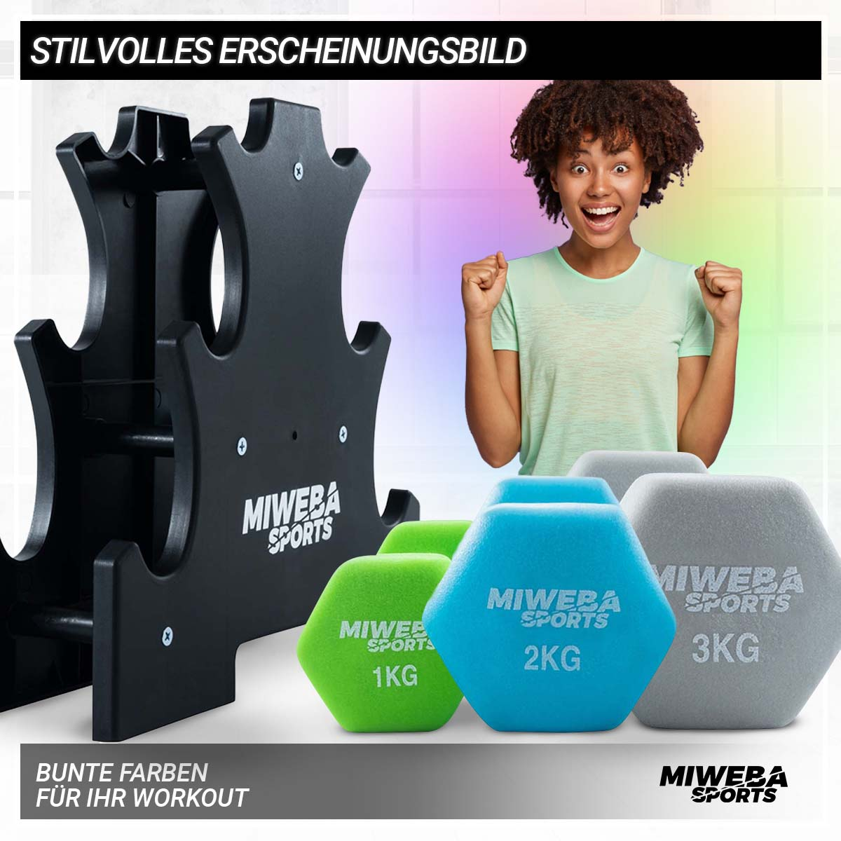Aufgeregte Frau vor Hantelset, schwarzes Rack, grüne, blaue, graue Gewichte mit Logo.