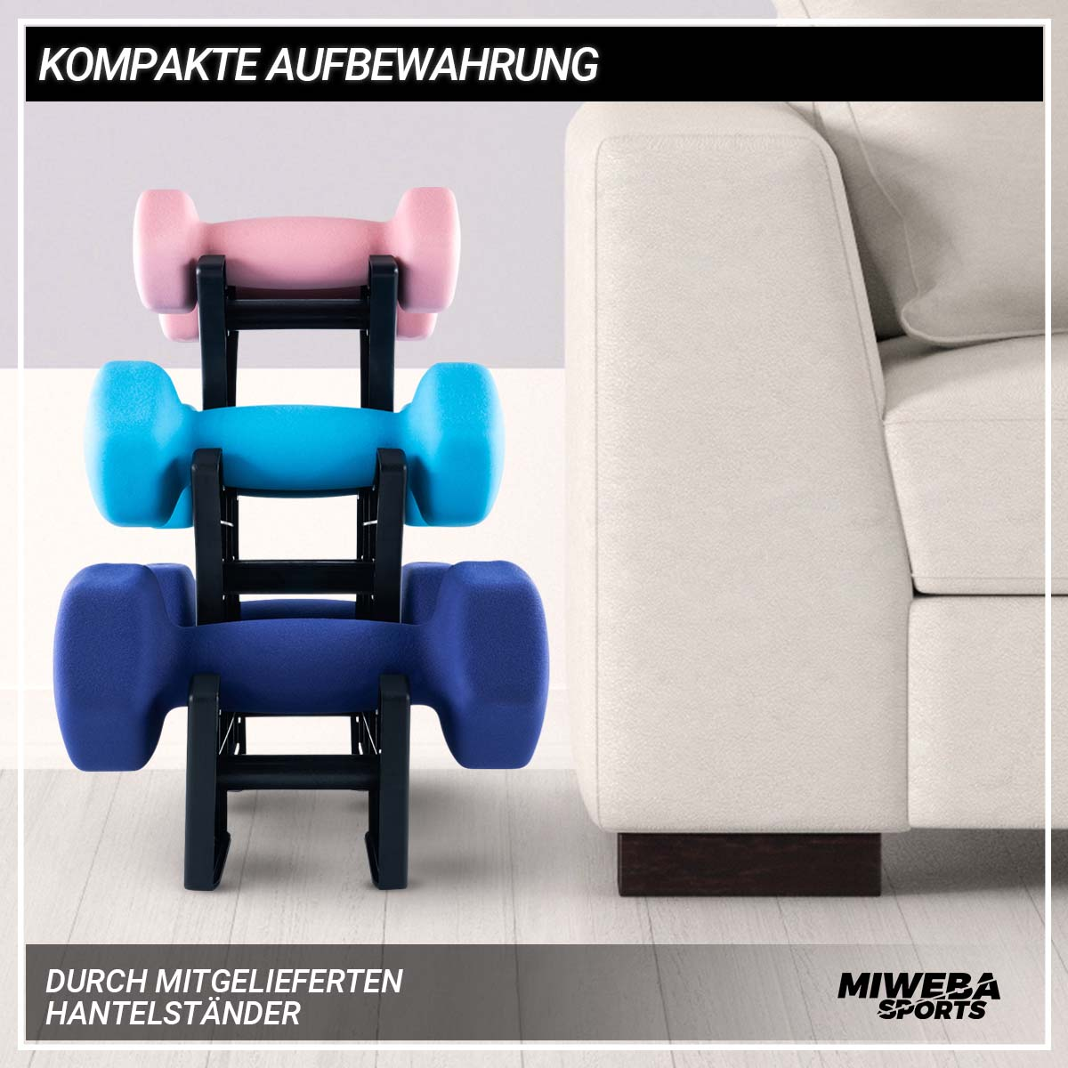 Hantelset im Regal. Die Hanteln sind rosa, blau und dunkelblau. Rechts ist ein weißes Sofa.