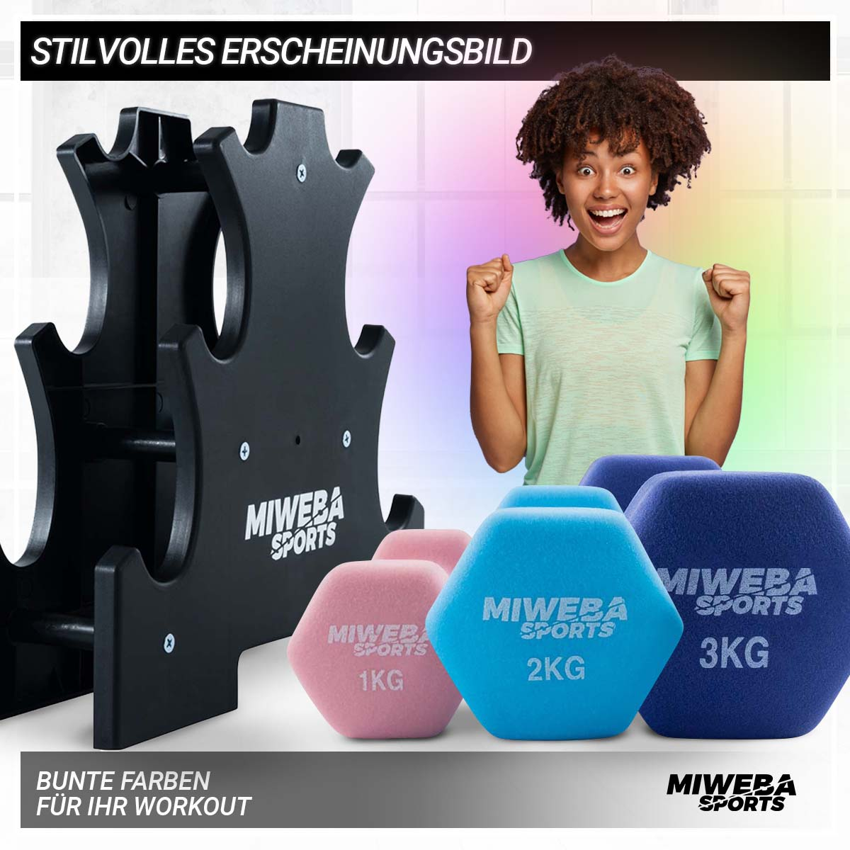 Begeisterte Frau mit Gewichten. Ein schwarzes Rack hält Hanteln in verschiedenen Farben und Gewichten. 'MIWEBA SPORTS'.