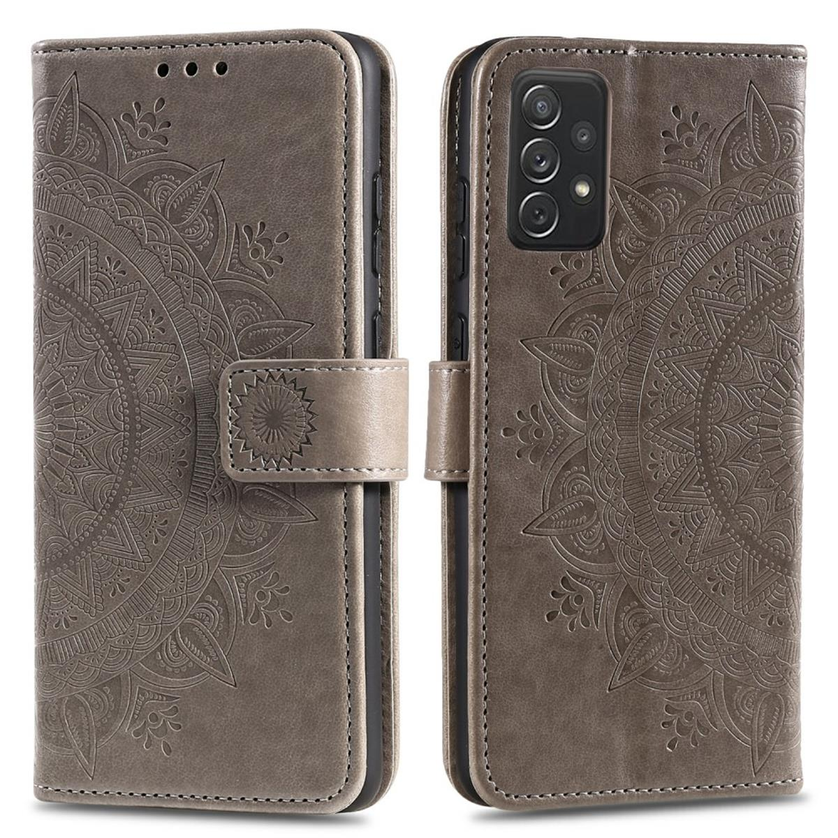 Graues Leder-Handycase mit Mandala-Design. Offen, mit Laschenverschluss. Handycase ist rechts.