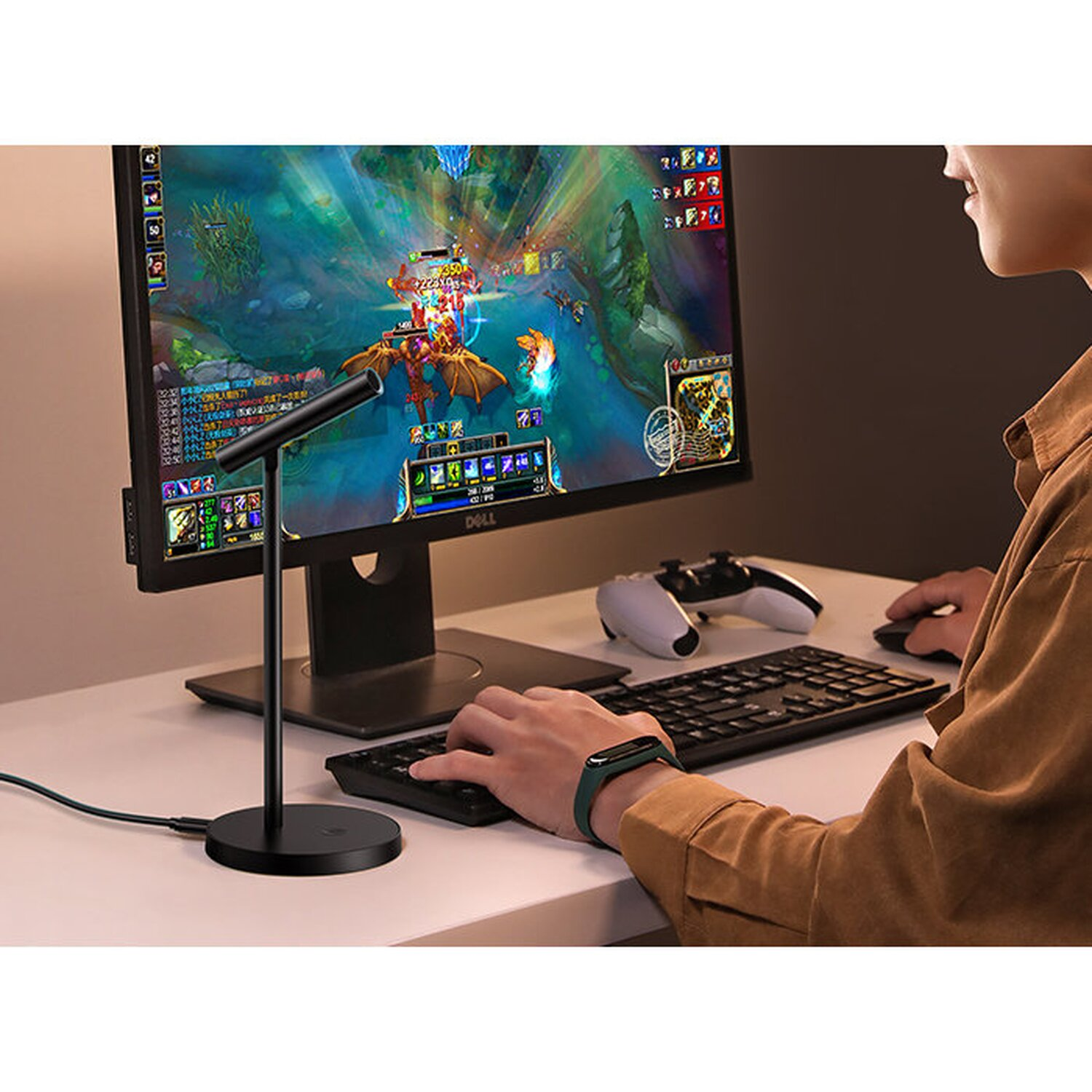 Eine Person spielt mit einem Monitor, der ein Spiel zeigt. Weiteres Zubehör ist sichtbar.