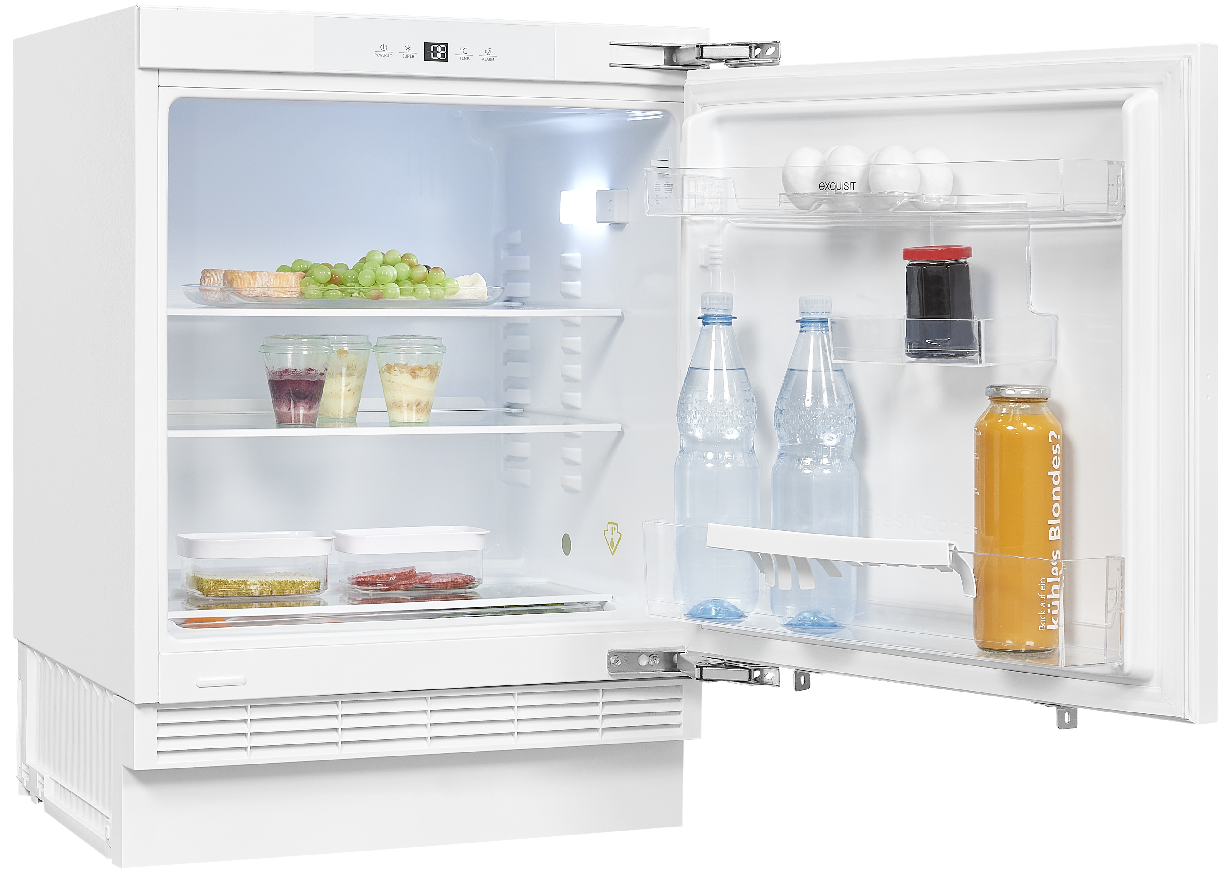 Eine Kühlschranktür geöffnet, mit Regalen mit Lebensmitteln wie Käse, Obst und Getränken.