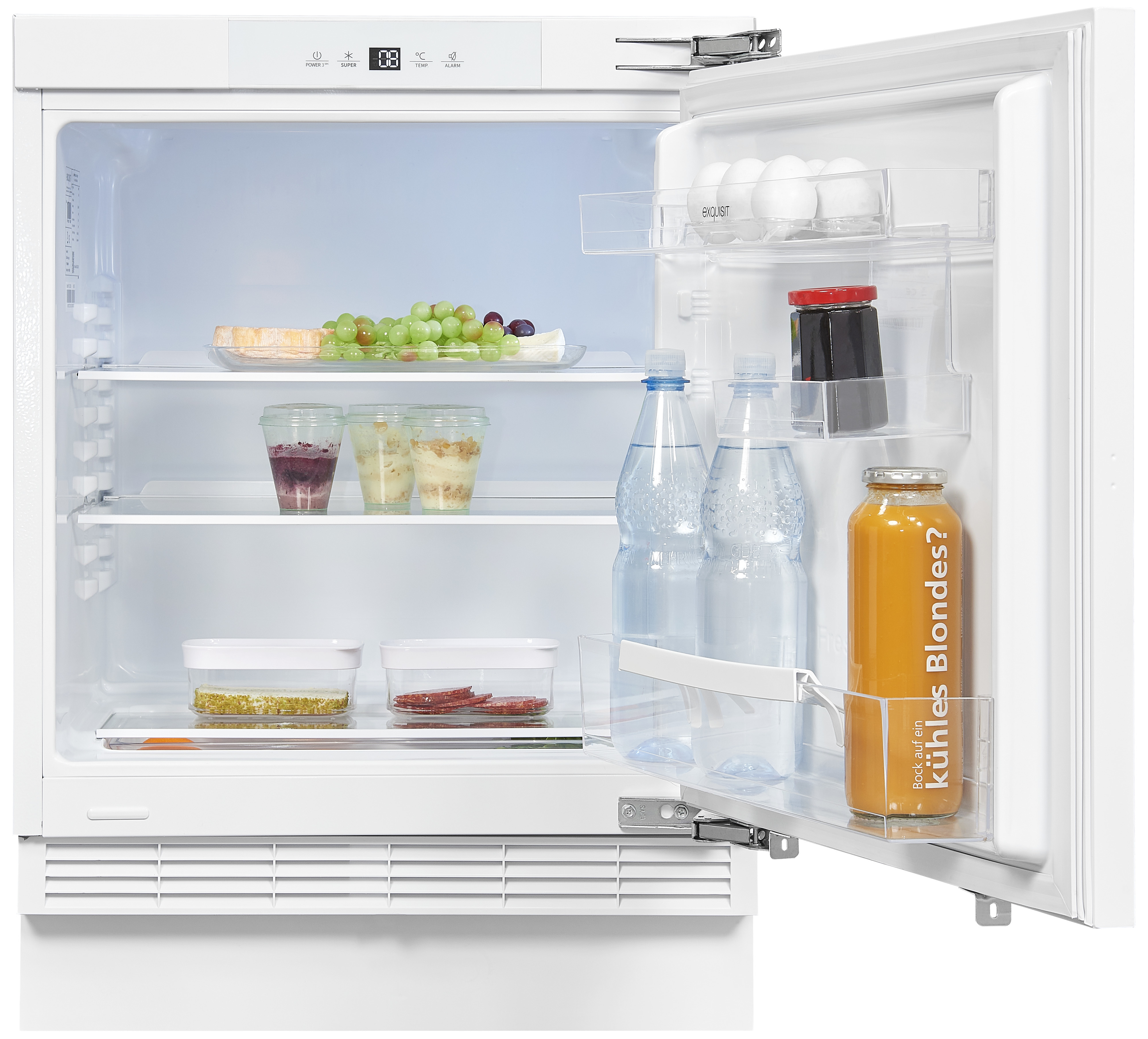Ein Kühlschrank ist geöffnet und zeigt Lebensmittel wie Trauben, Wasserflaschen und Saft. Der Hintergrund ist weiß.