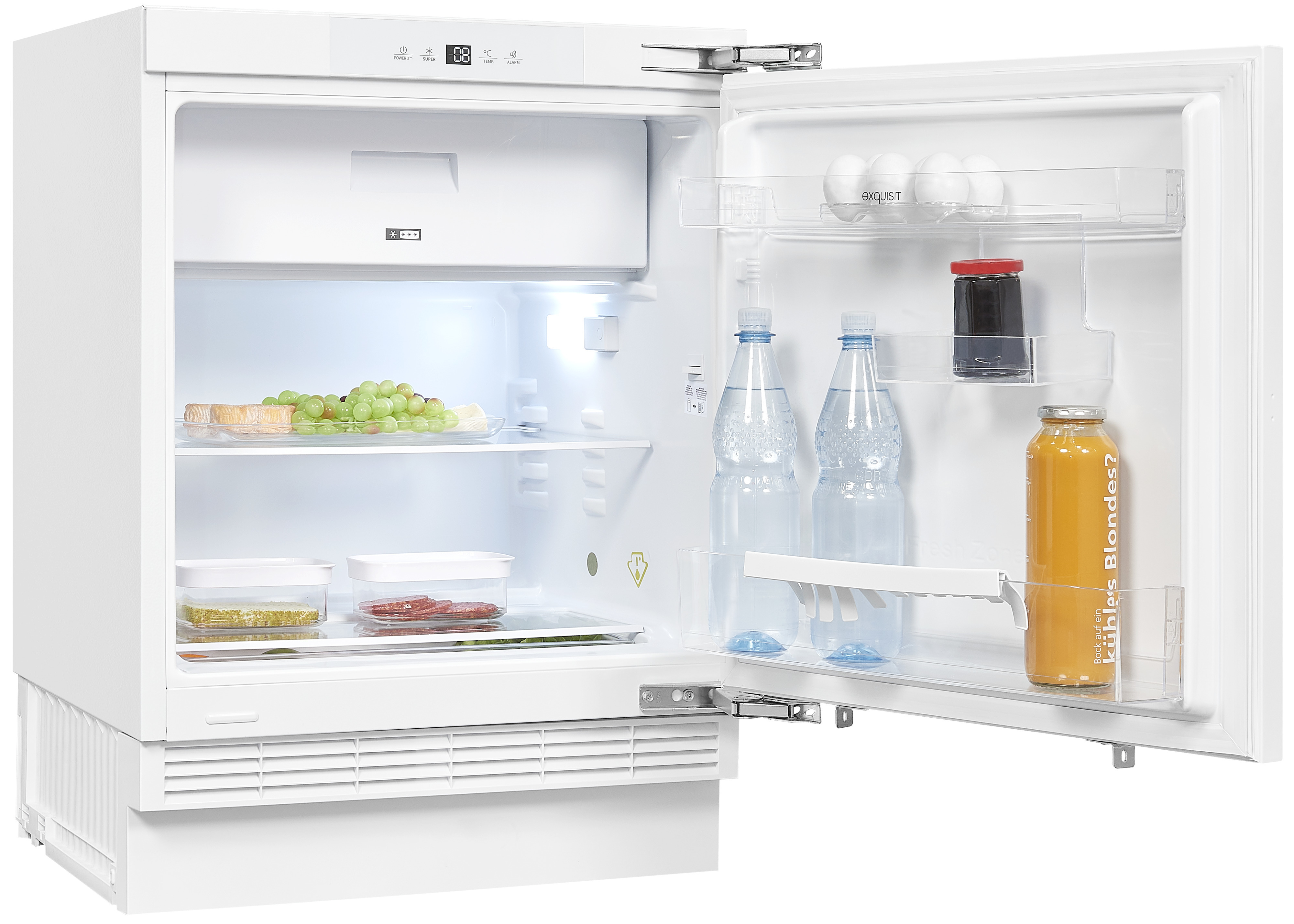 Ein offener, weißer Kühlschrank mit Gegenständen im Inneren. Enthält Flaschen, Gläser und Regale mit Lebensmitteln.