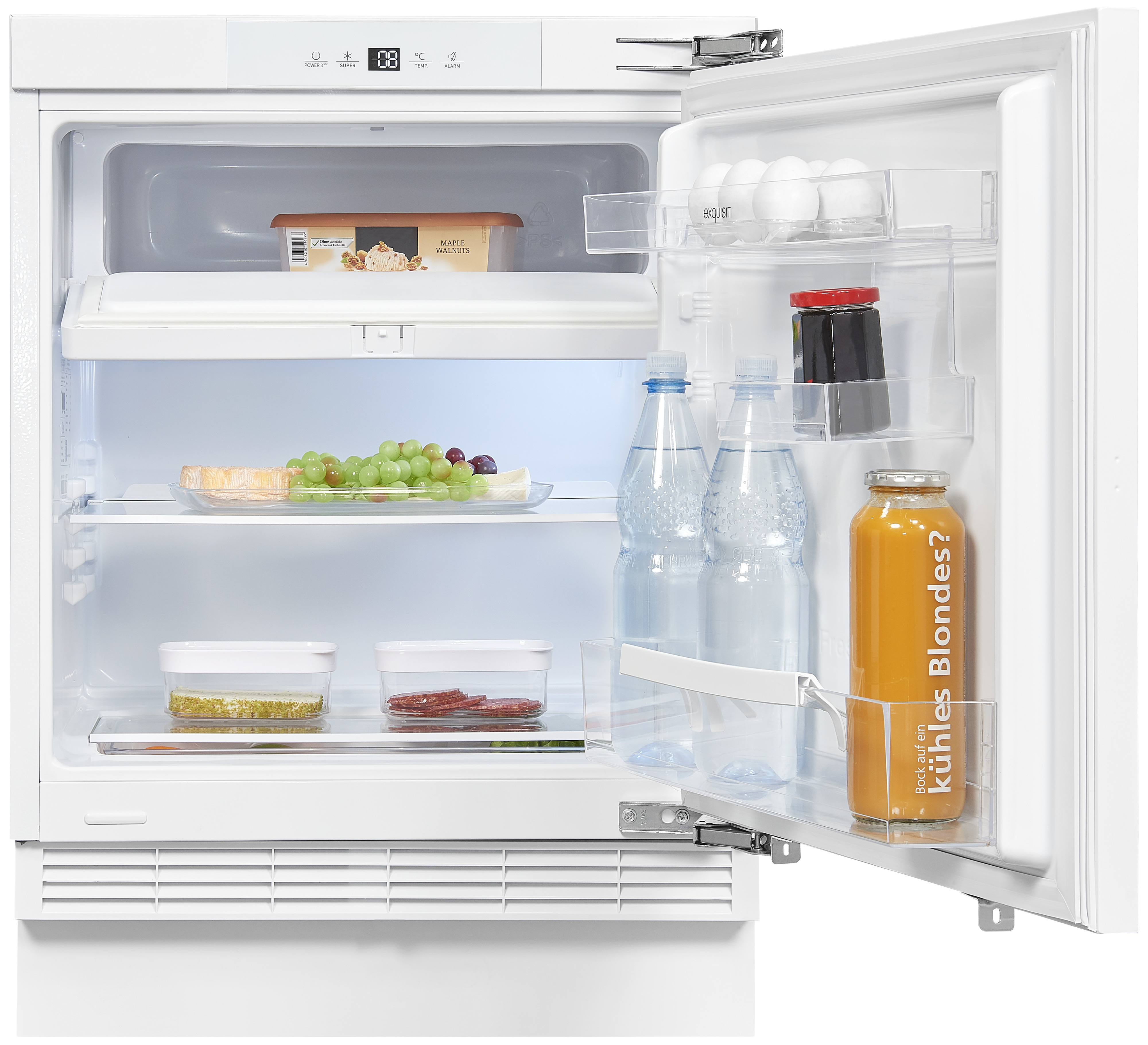 Kühlschrank geöffnet, mit Regalen, die Lebensmittel und Getränke enthalten. Flaschen, Gläser und ein Behälter sichtbar.