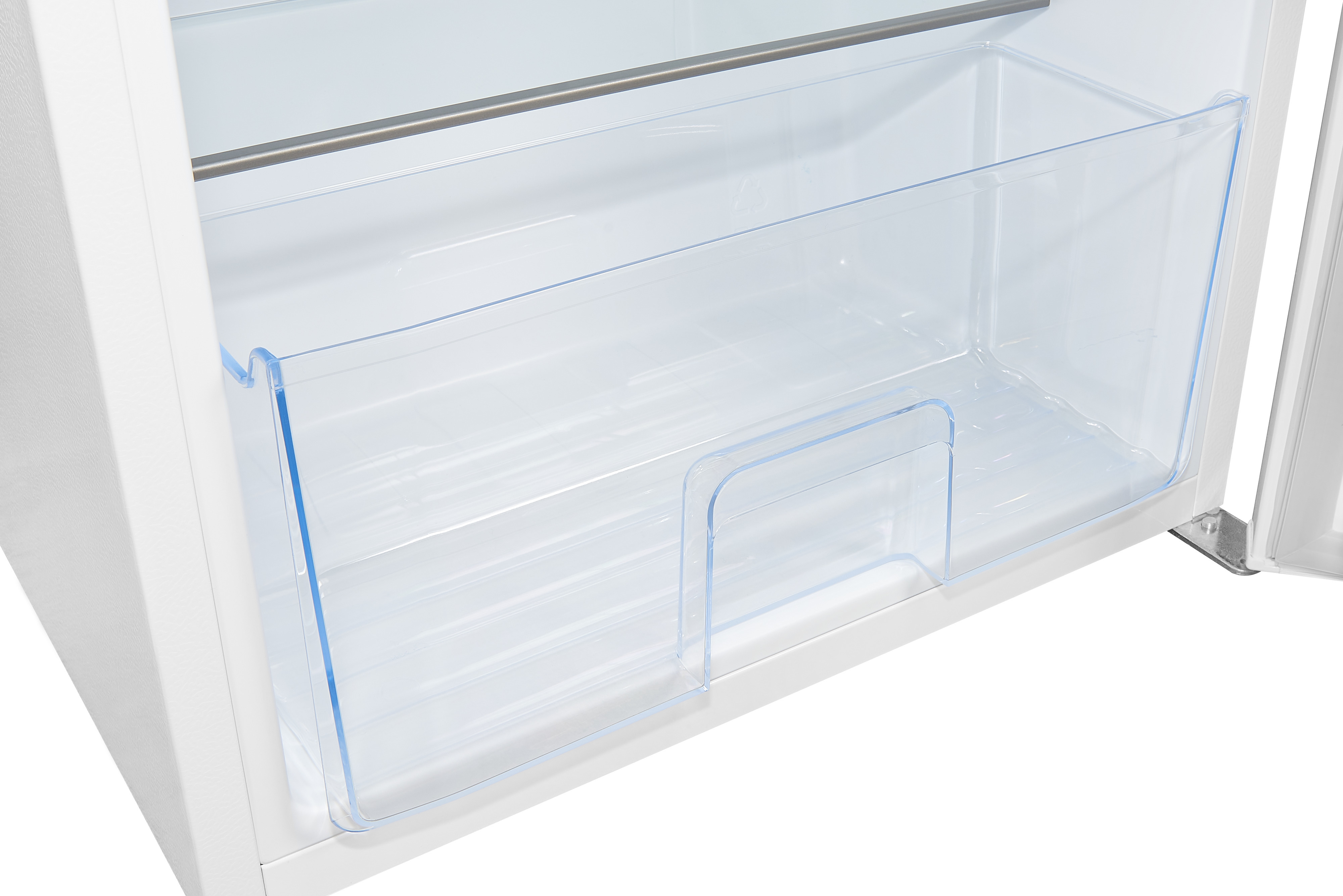 Nahaufnahme einer transparenten Schublade in einem weißen Kühlschrank. Blaue Akzente und ein Griff. Weißer Hintergrund.