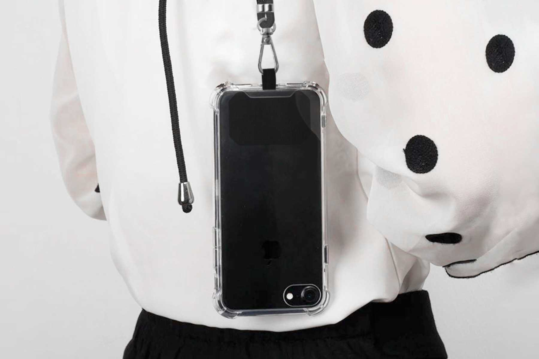 Eine Person trägt ein weißes Hemd mit einem Telefon in einer durchsichtigen Hülle um den Hals.