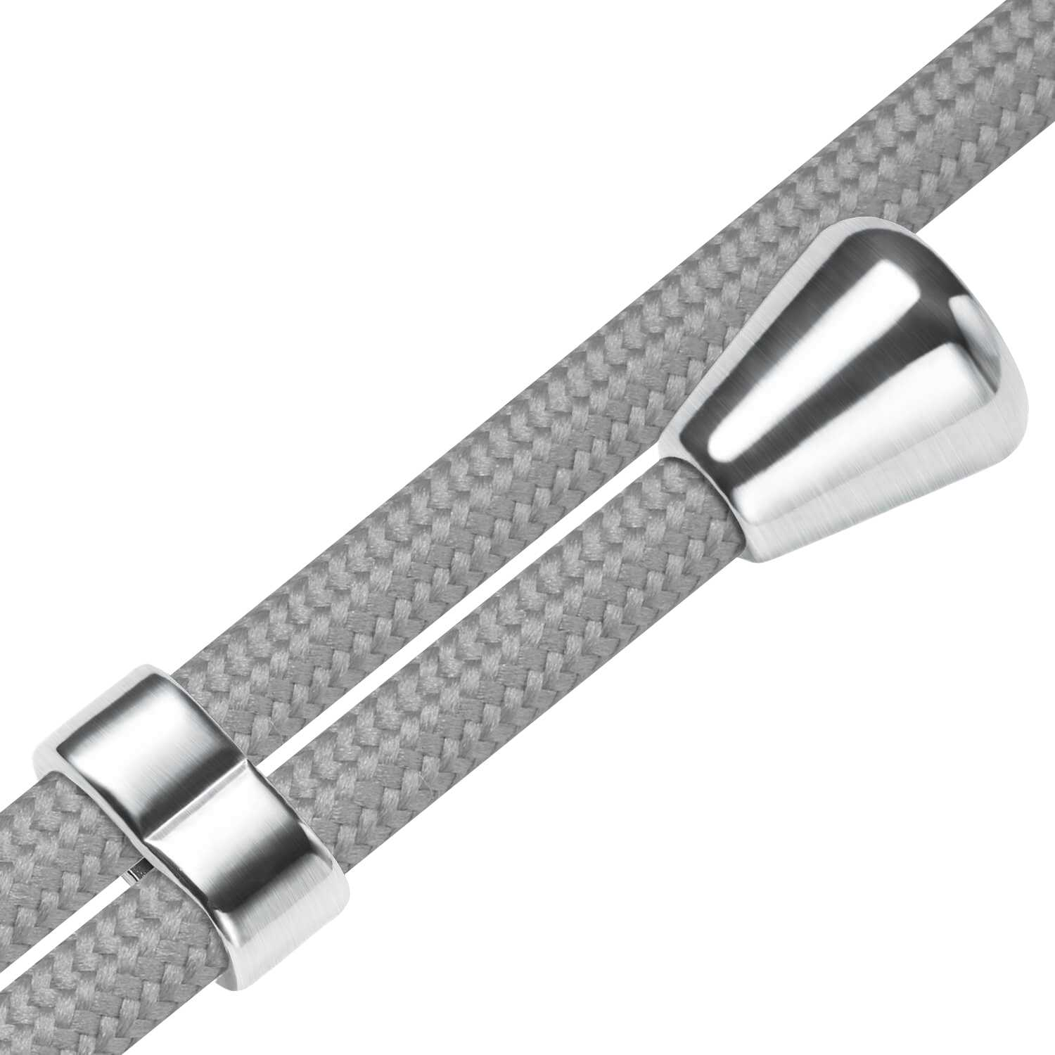 Nahaufnahme eines grauen geflochtenen Kabels mit zwei silbernen Metallverbindern.