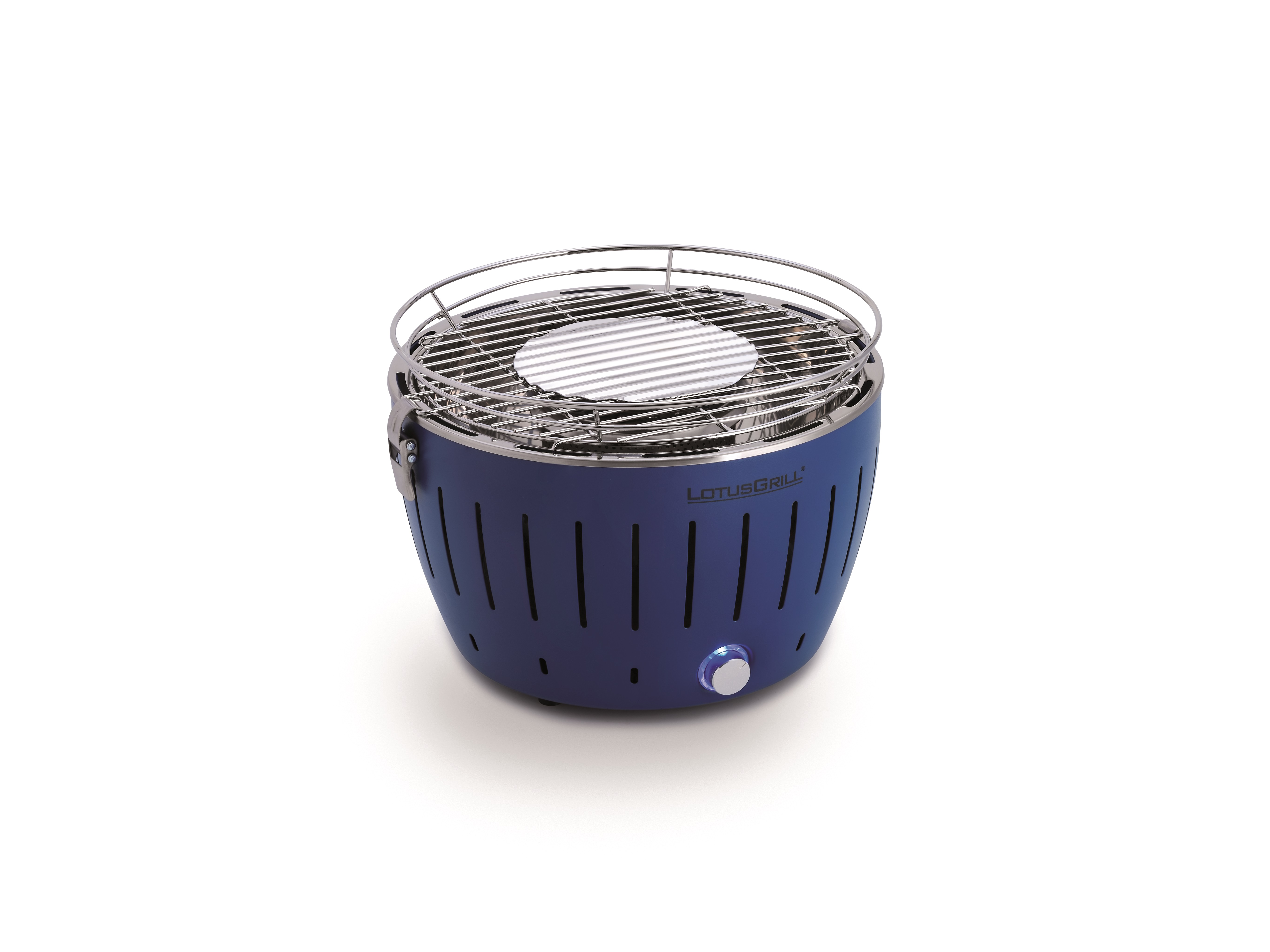 Blauer Holzkohlegrill mit verchromter Grilloberfläche und rundem Design. Auf weißer Oberfläche.