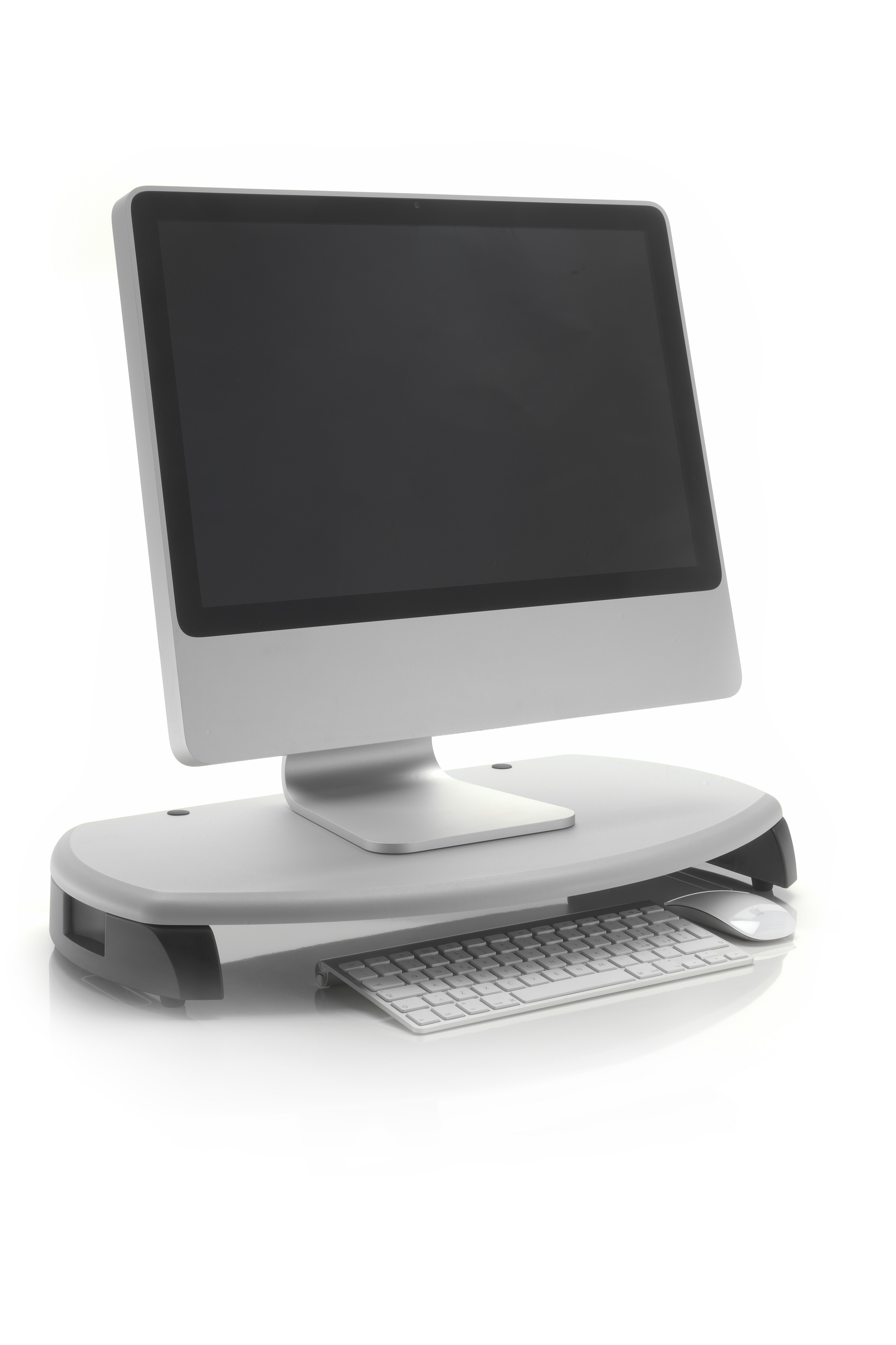 Ein Computermonitor auf einem Ständer mit Tastatur und Maus, alles silber.