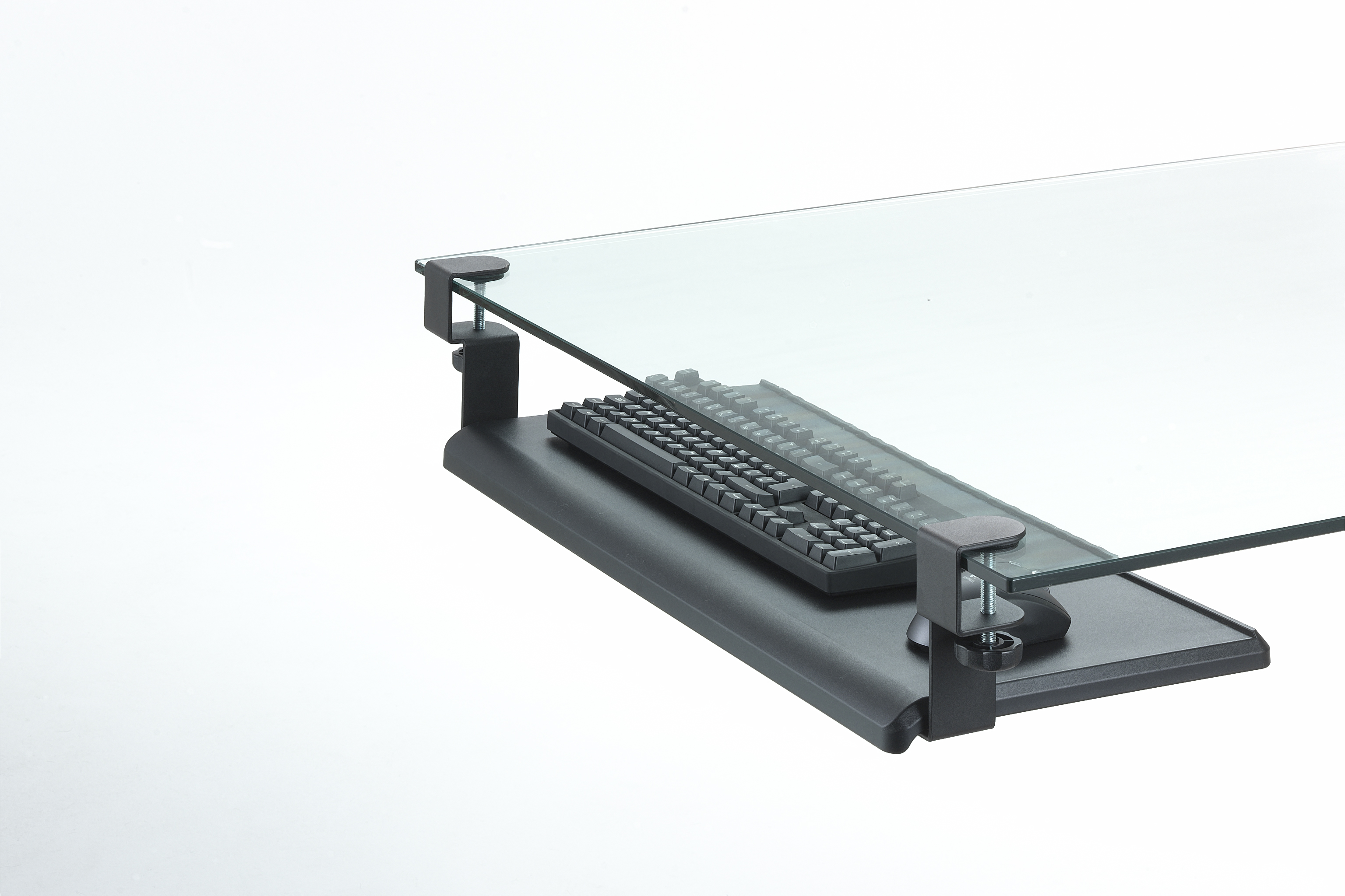 Glastisch mit Tastatur. Schwarzer Rahmen. Weißer Hintergrund. Sauberes, modernes Design.