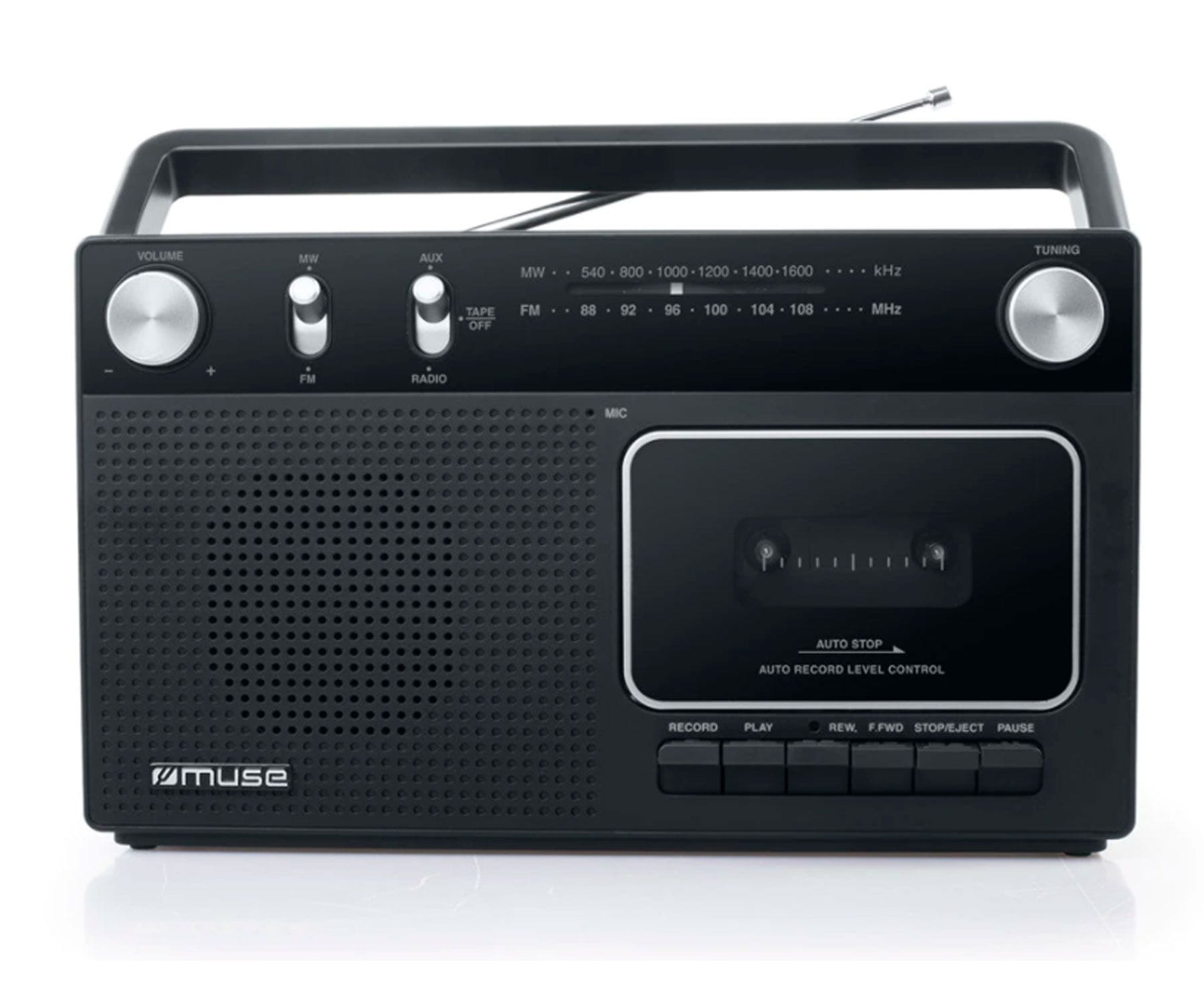 Radio nera in stile retrò con lettore di cassette, pulsanti e maniglia. Sfondo bianco.