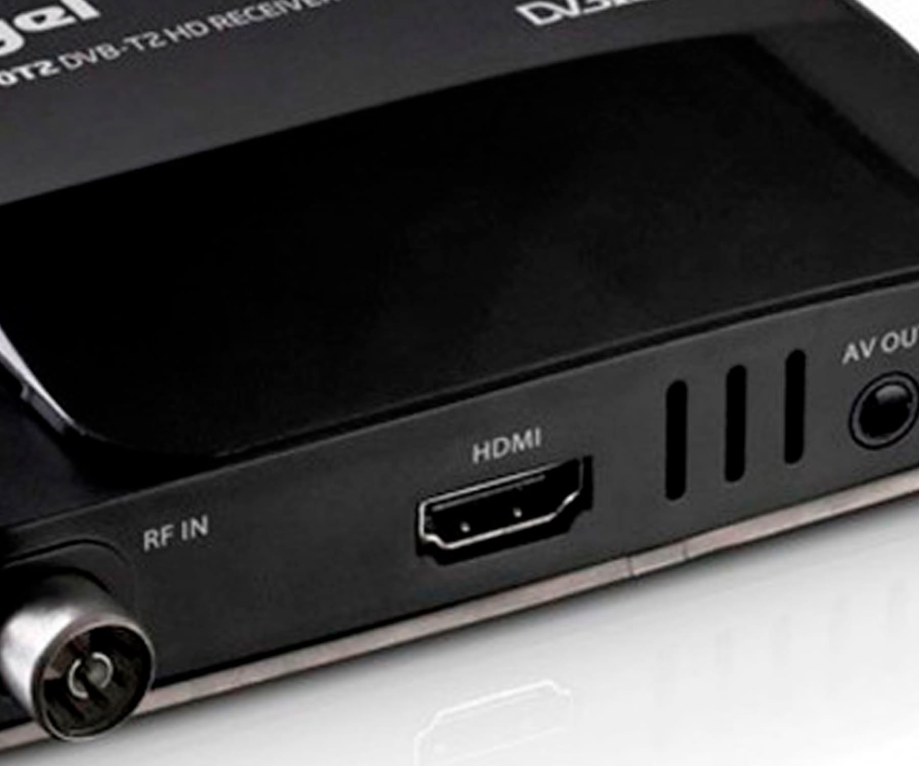 Primer plano de un dispositivo negro con HDMI, AV OUT y otros puertos.