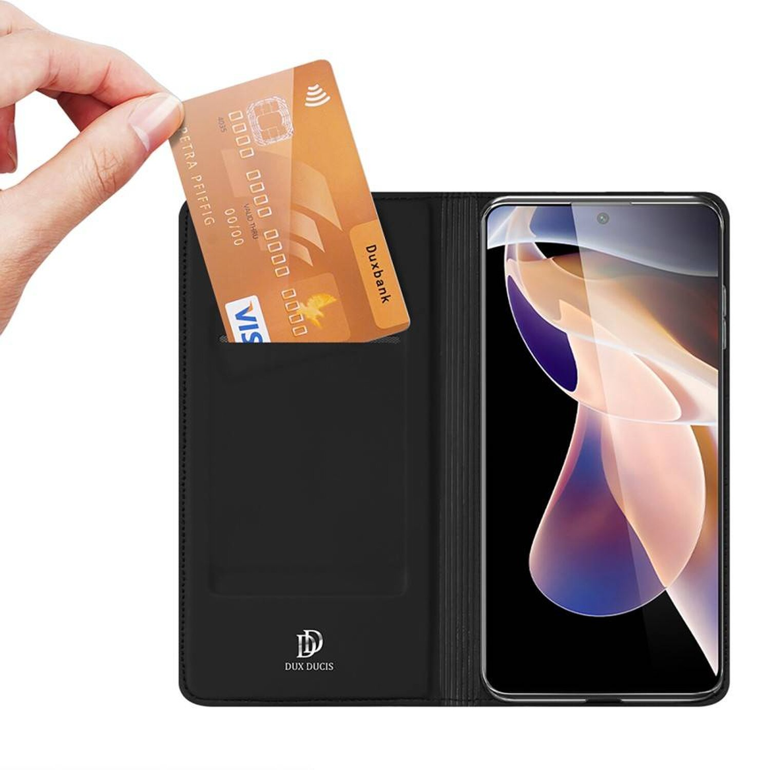 Eine Hand, die eine Kreditkarte in eine schwarze Handyhülle mit einem Telefon einlegt.