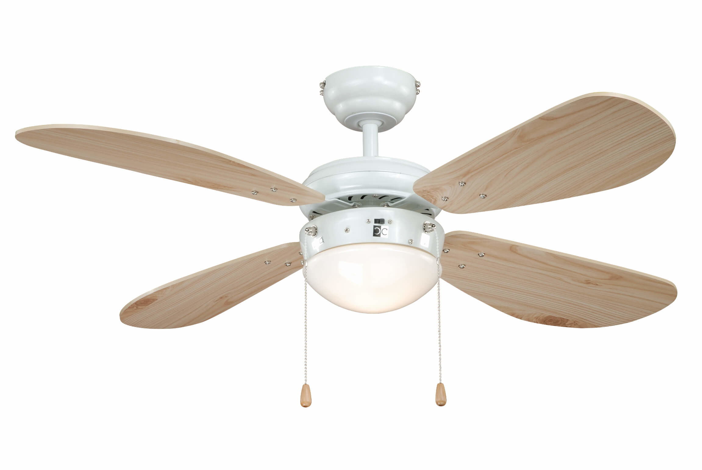 Weißer Deckenventilator mit Holzflügeln, Licht. Weiße Lüfterbasis. Vier Flügel, helles Holz.