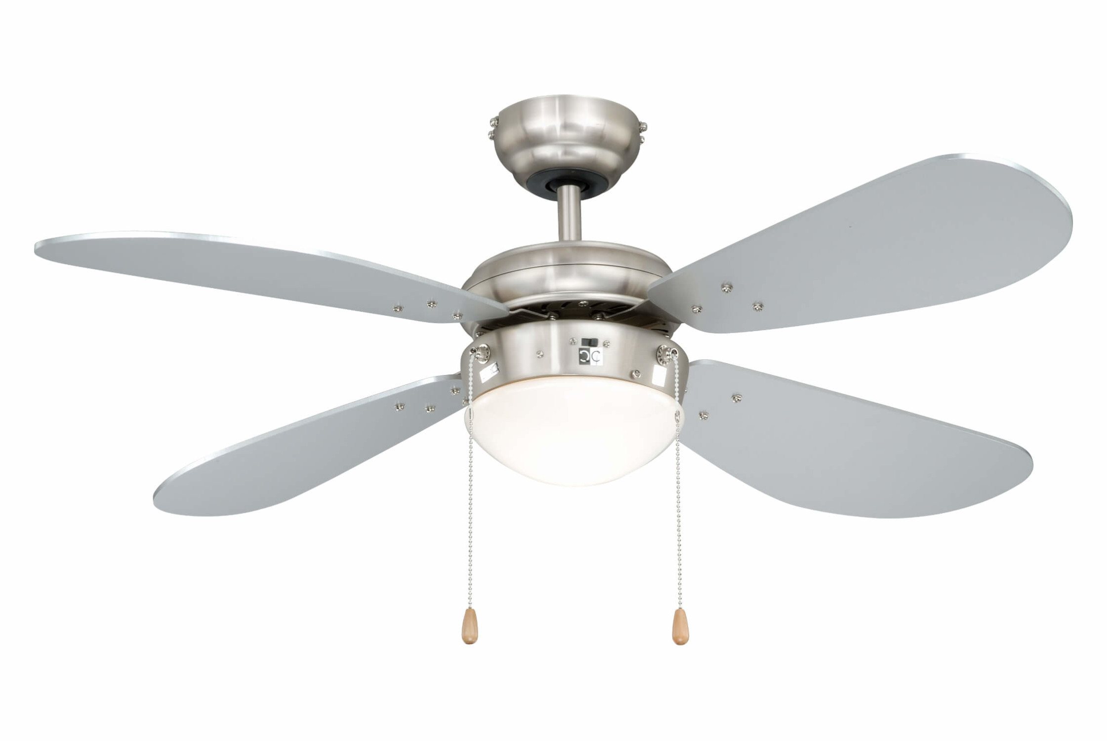 Silberner Deckenventilator mit vier Flügeln und einer zentralen Leuchte, isoliert auf weißem Hintergrund.