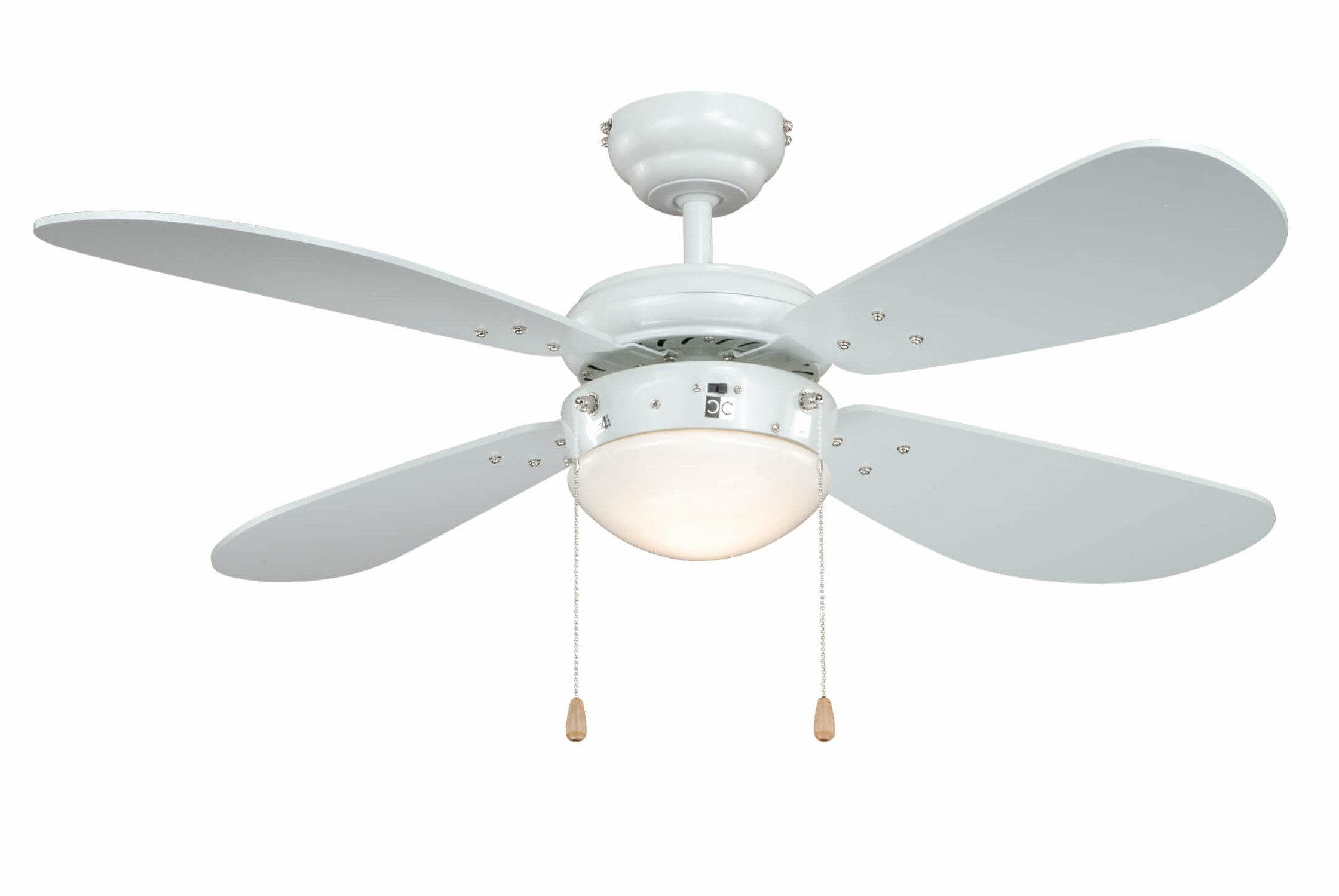 Weißer Deckenventilator mit vier Flügeln und einem zentralen Licht.
