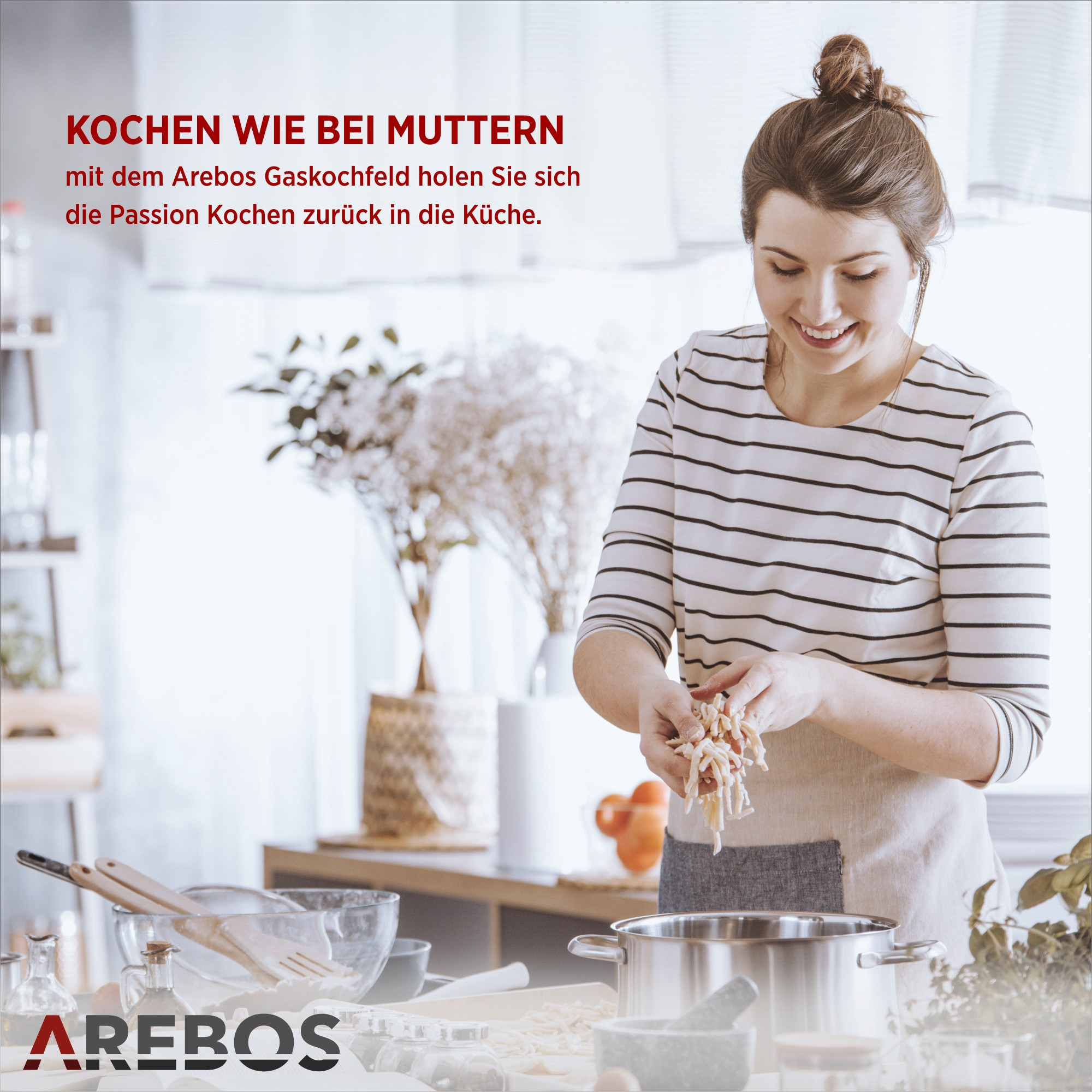 Frau im gestreiften Hemd beim Kochen. Küchenszene mit Text auf Deutsch und dem Arebos-Logo.