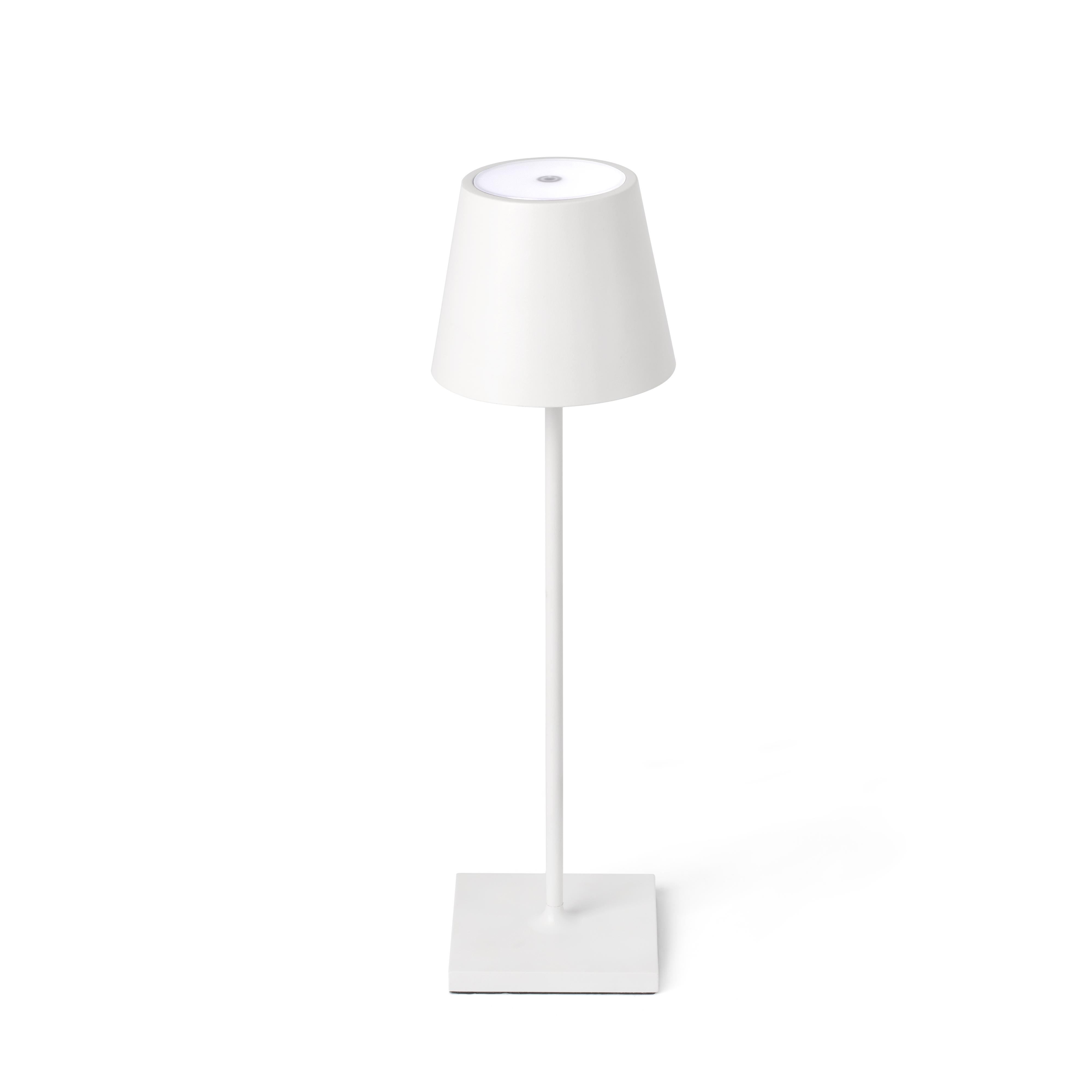 Una lampada da tavolo bianca con paralume a forma di cono e base quadrata. Sfondo bianco.