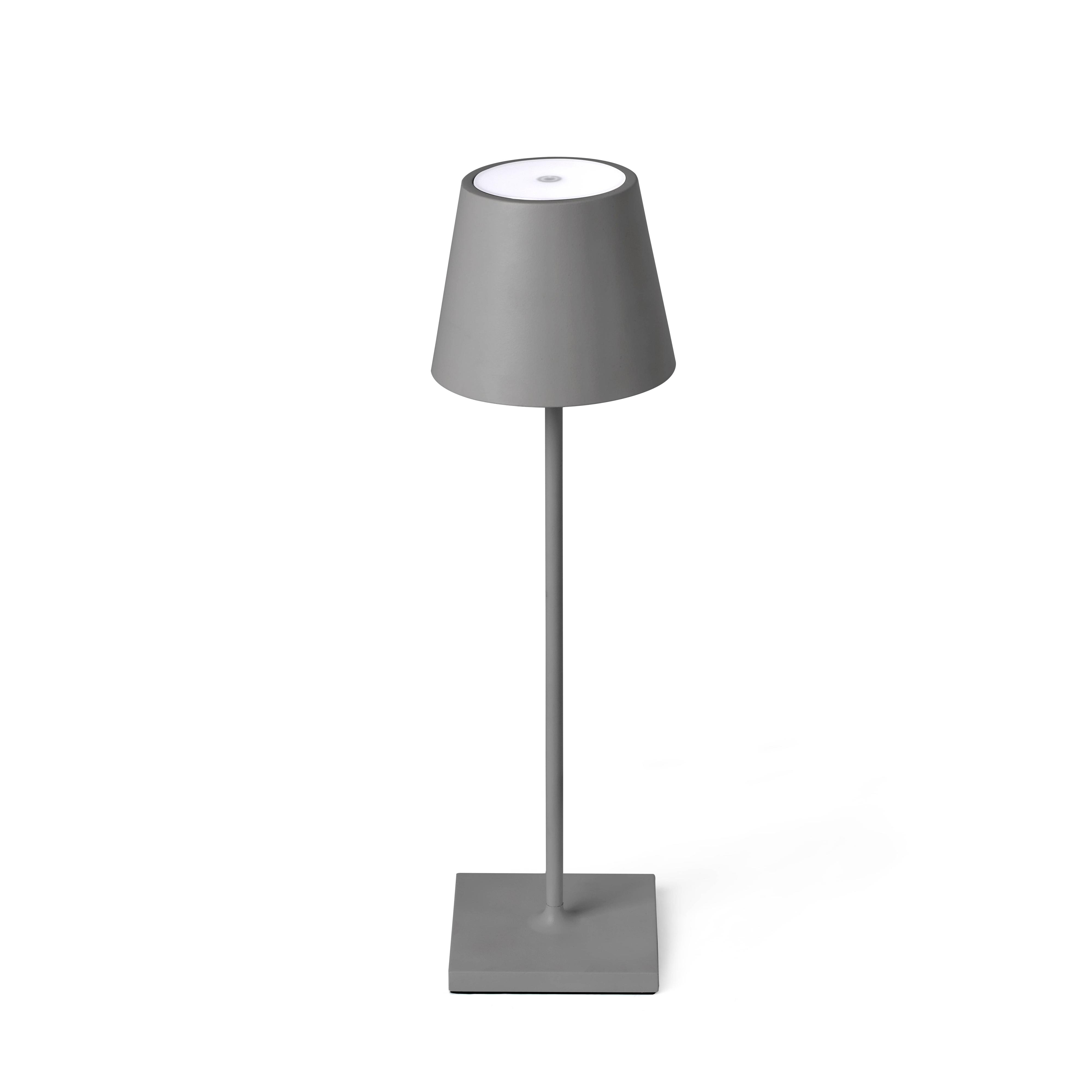 Lampada grigia e moderna. Ha una base quadrata, uno stelo alto e un paralume.