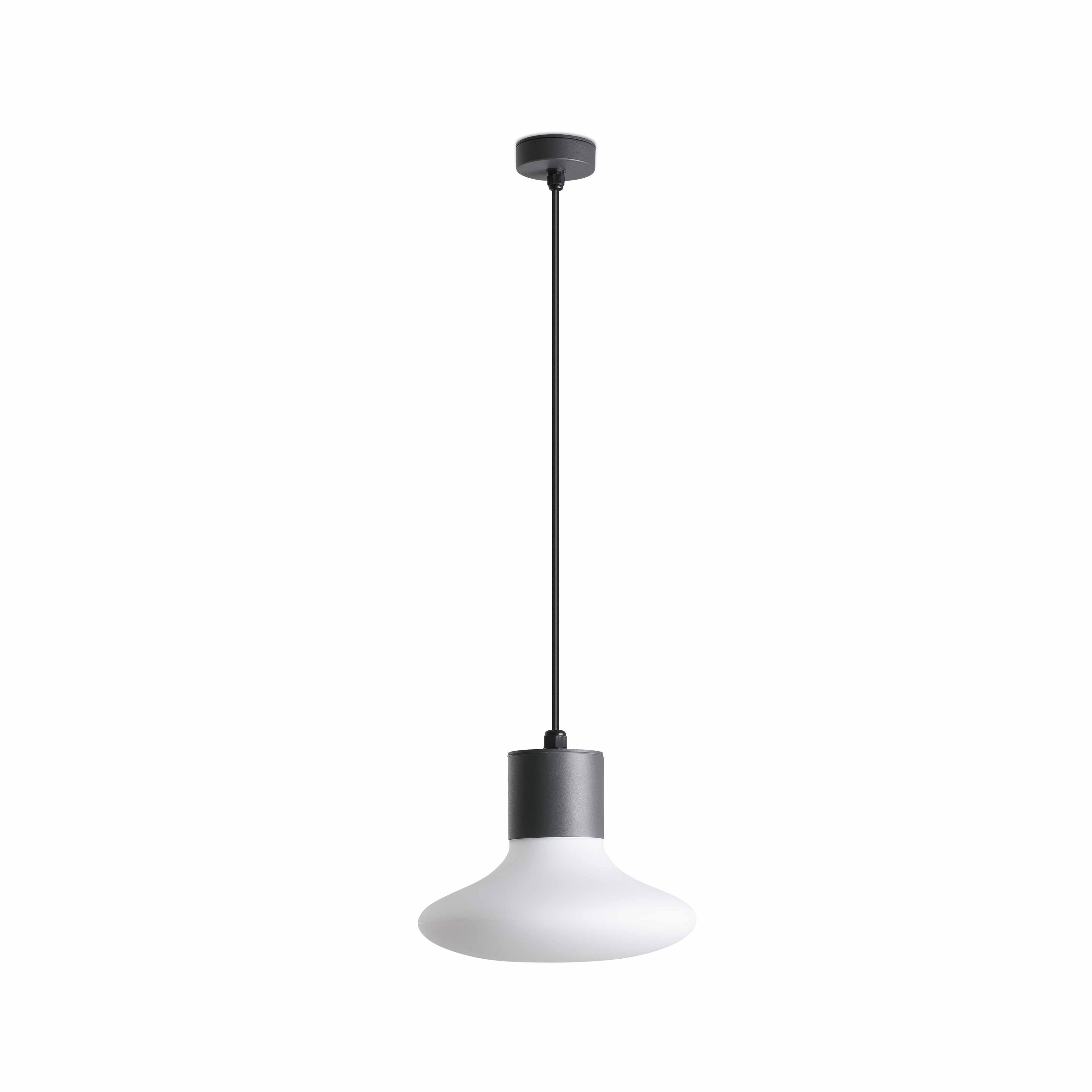 Una lampada a sospensione bianca e nera pende dal soffitto. La lampada ha un paralume bianco.