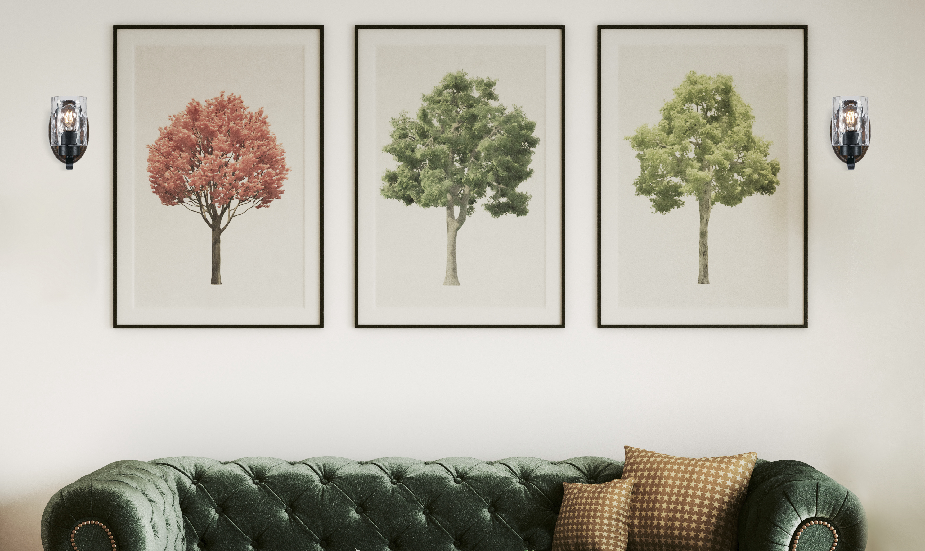 Drei gerahmte Kunstwerke mit Baumillustrationen und zwei Wandlampen. Darunter ein grünes Sofa.