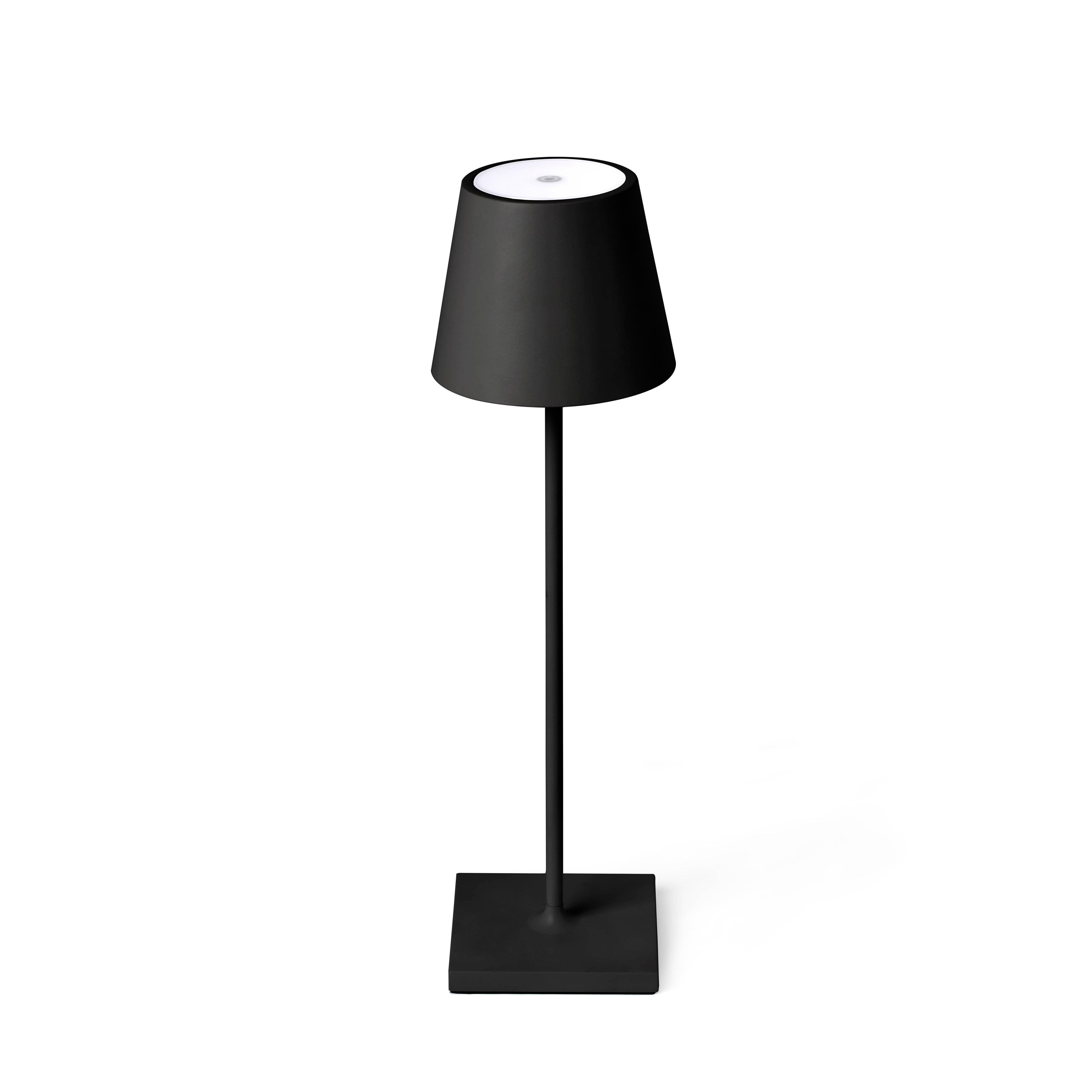 Lampada nera con base quadrata e paralume conico. La luce bianca viene emessa dall'alto.