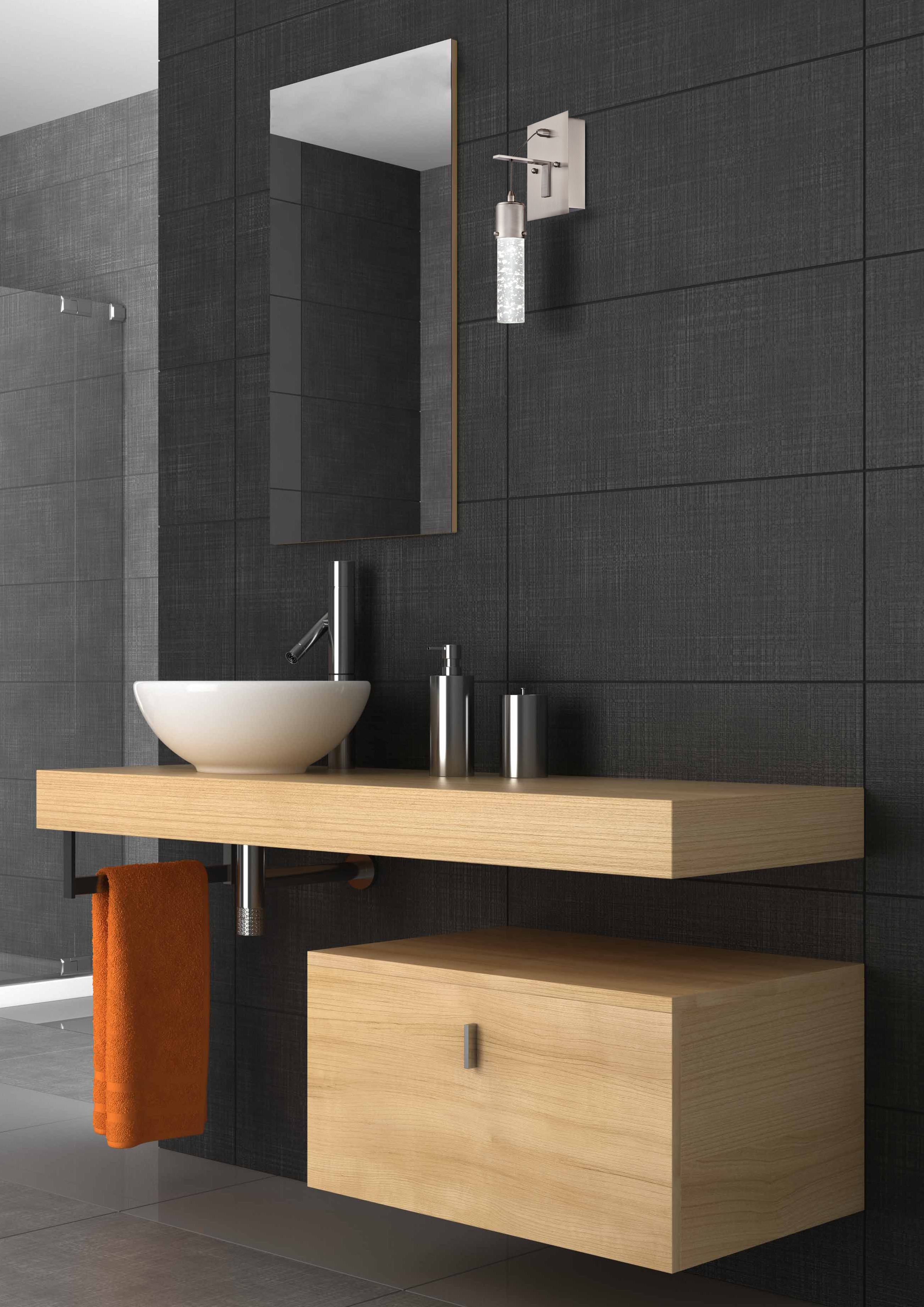 Ein modernes Badezimmer mit einem Holzwaschtisch, Spiegel und dunkelgrauer Fliesenwand.