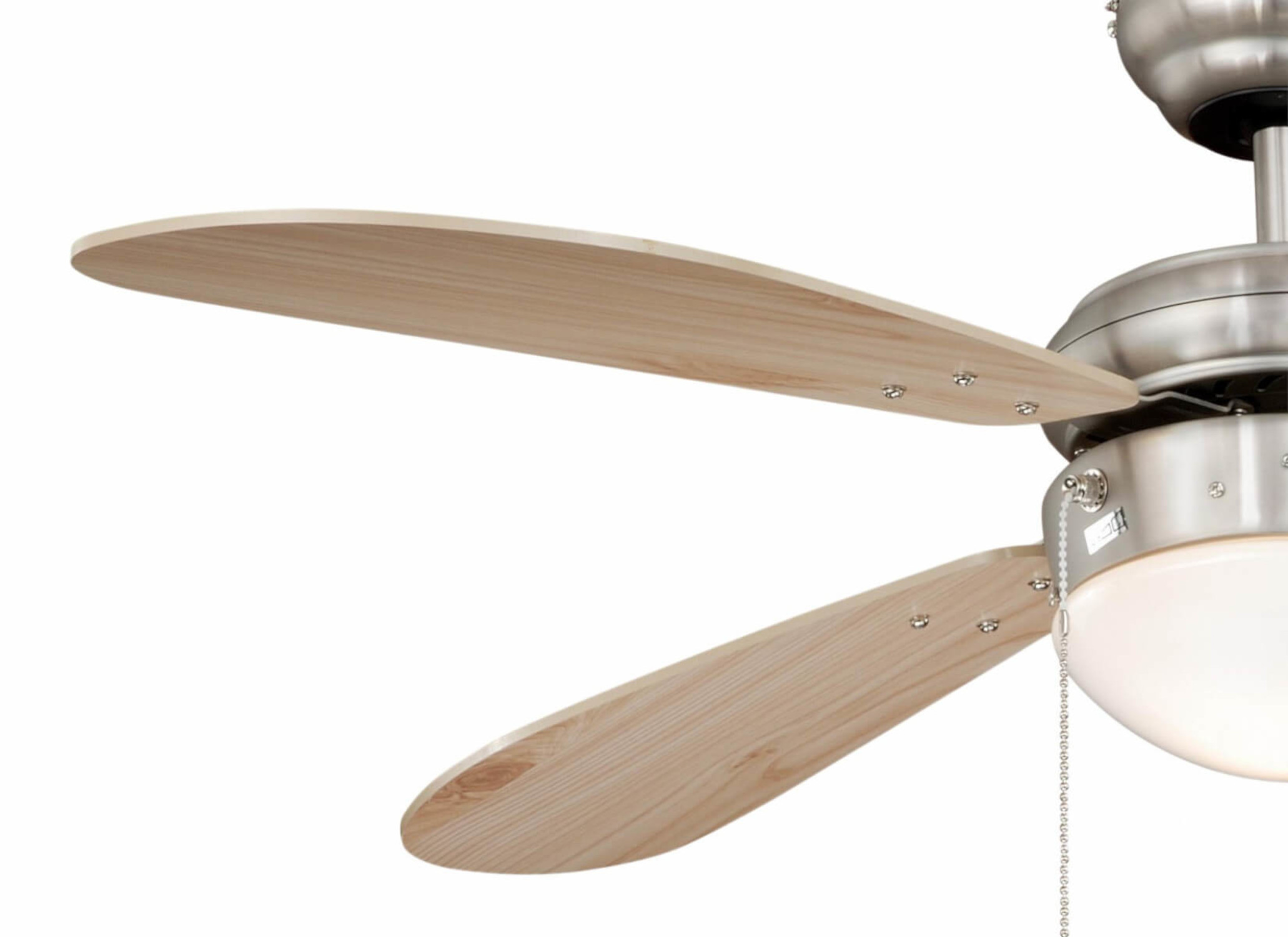 Deckenventilator mit Holzflügeln. Die Flügel sind hellbraun. Der Ventilator ist silber und hat ein Licht.