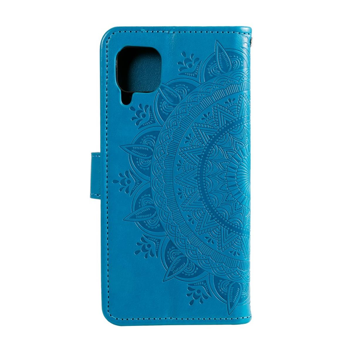 Eine blaue Handyhülle mit Mandala-Design, geschlossen, zeigt die Rückseite eines Telefons.