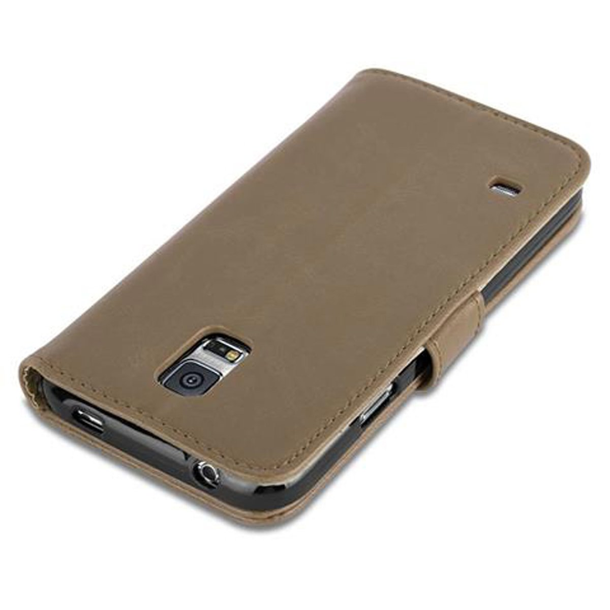 Funda de teléfono de cuero color canela, cerrada, sobre una superficie blanca. Cámara y puertos de carga visibles.