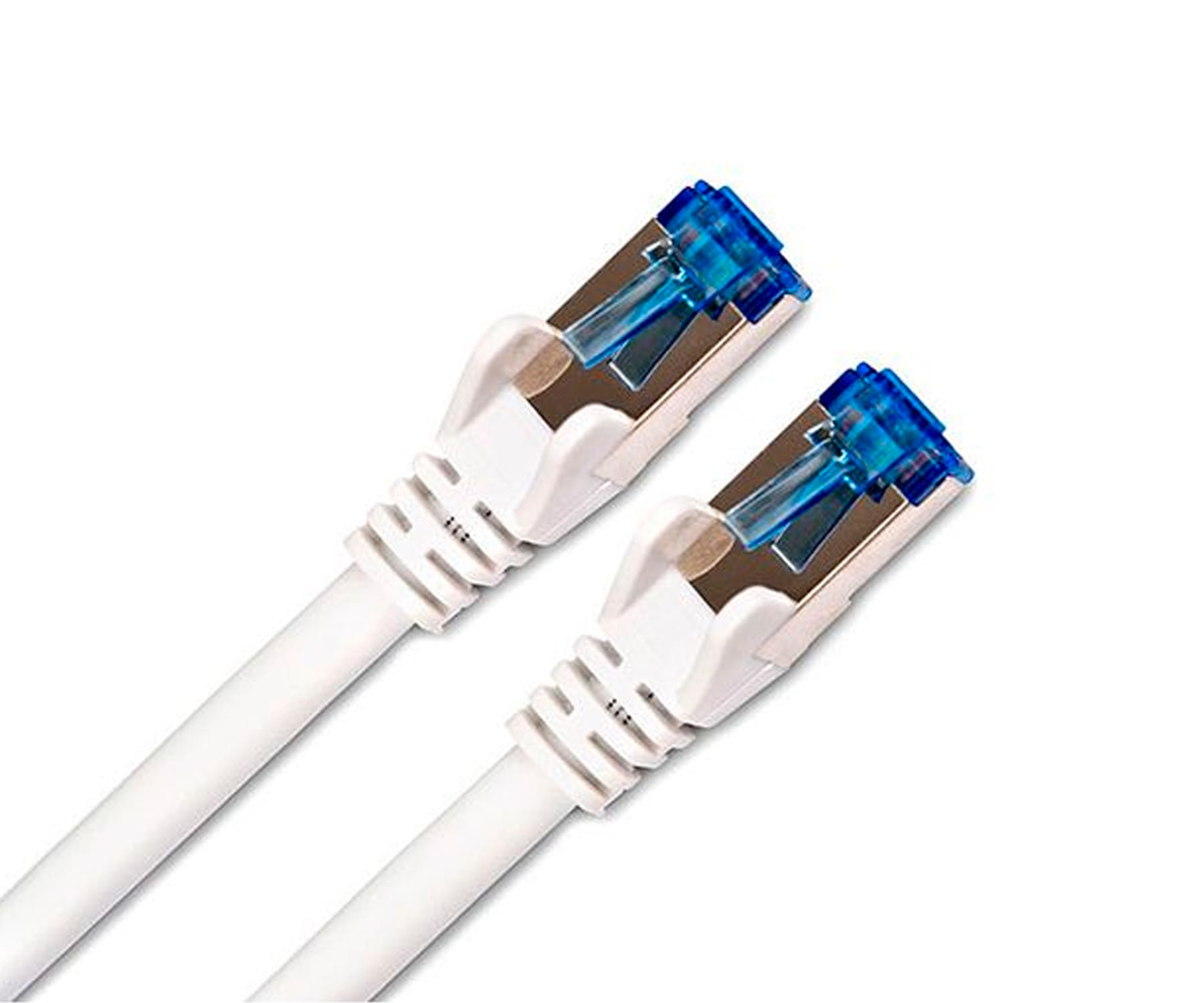 Dos cables de red blancos con conectores azules. Están uno al lado del otro sobre un fondo blanco.