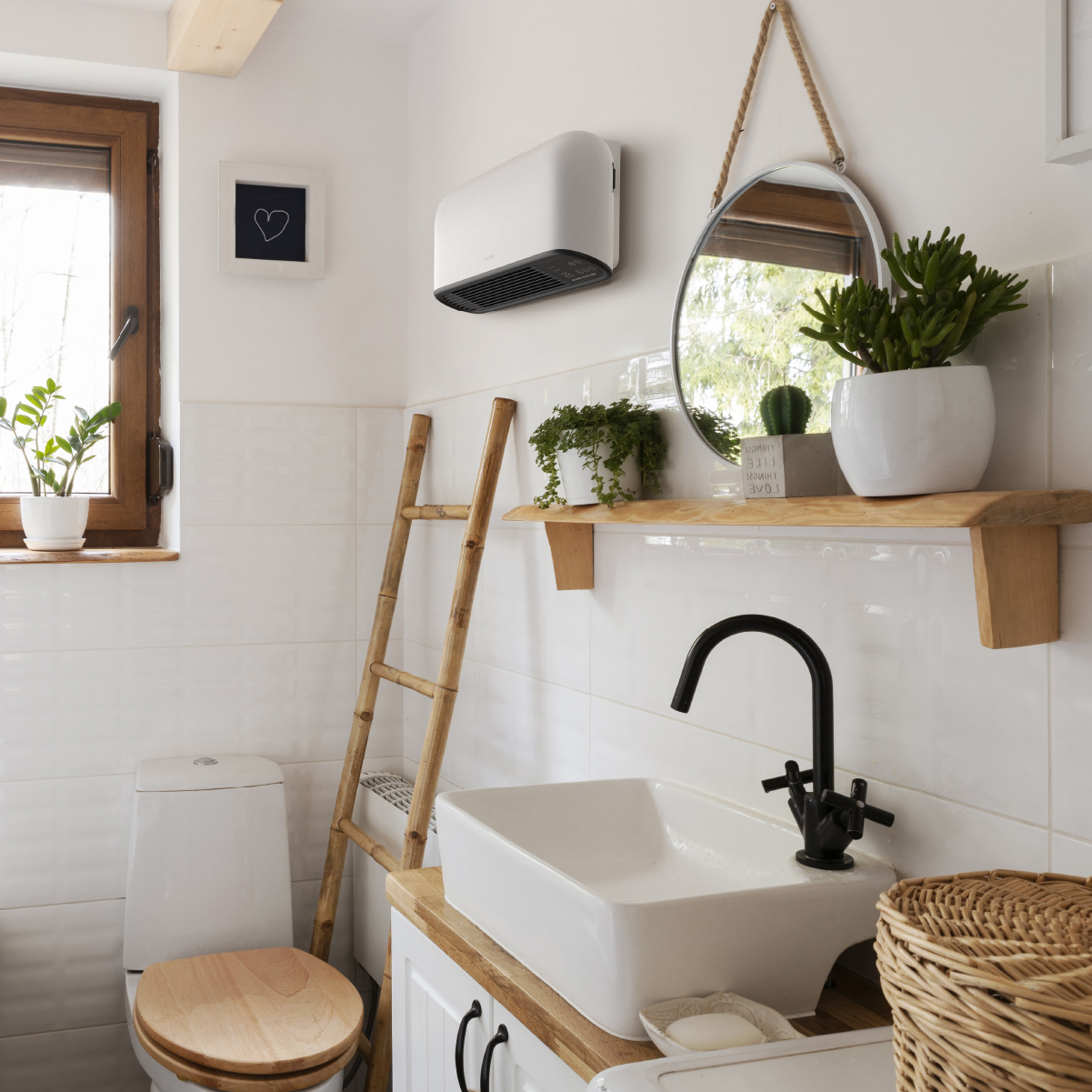 Łazienka z białym zlewem, drewnianą drabiną, lustrem, roślinami i białymi kafelkami.