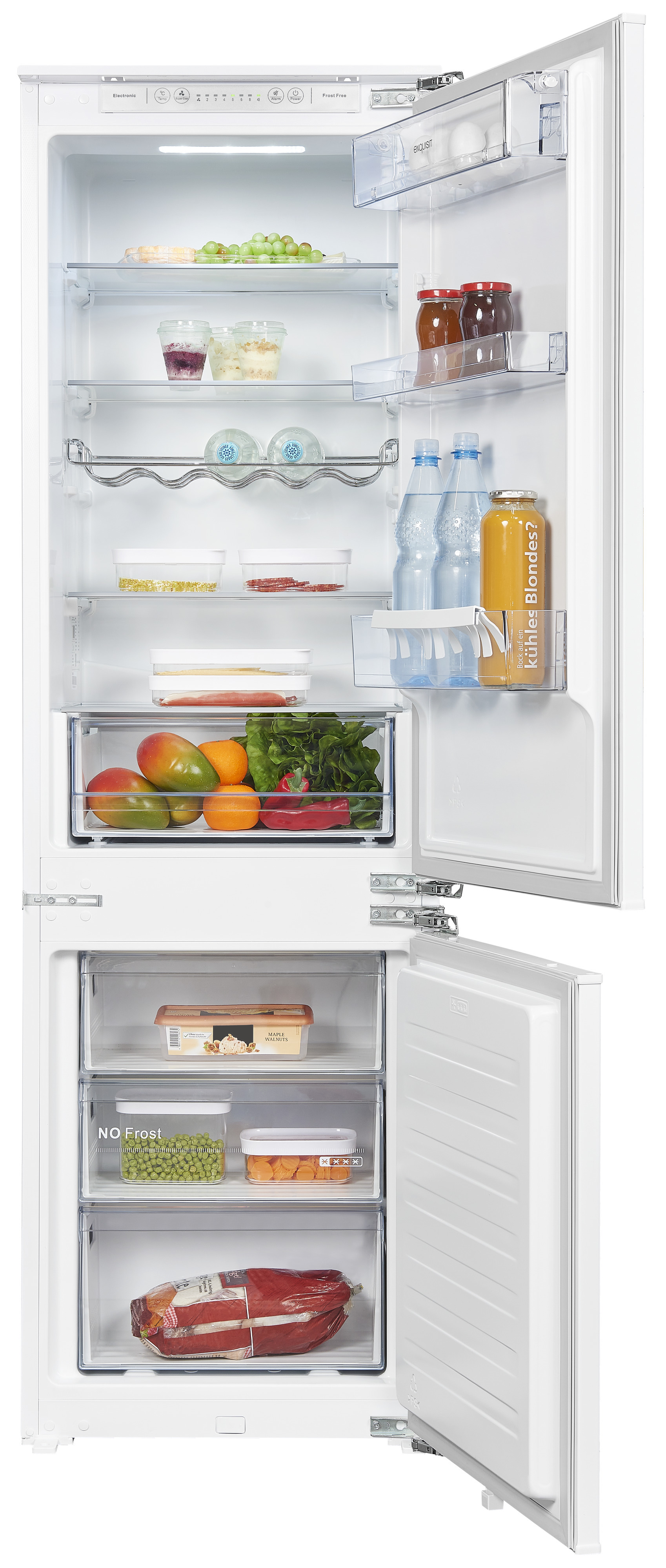 Ein geöffneter Kühlschrank mit Regalen voller Lebensmittel, darunter Obst, Gemüse und verpackte Artikel.