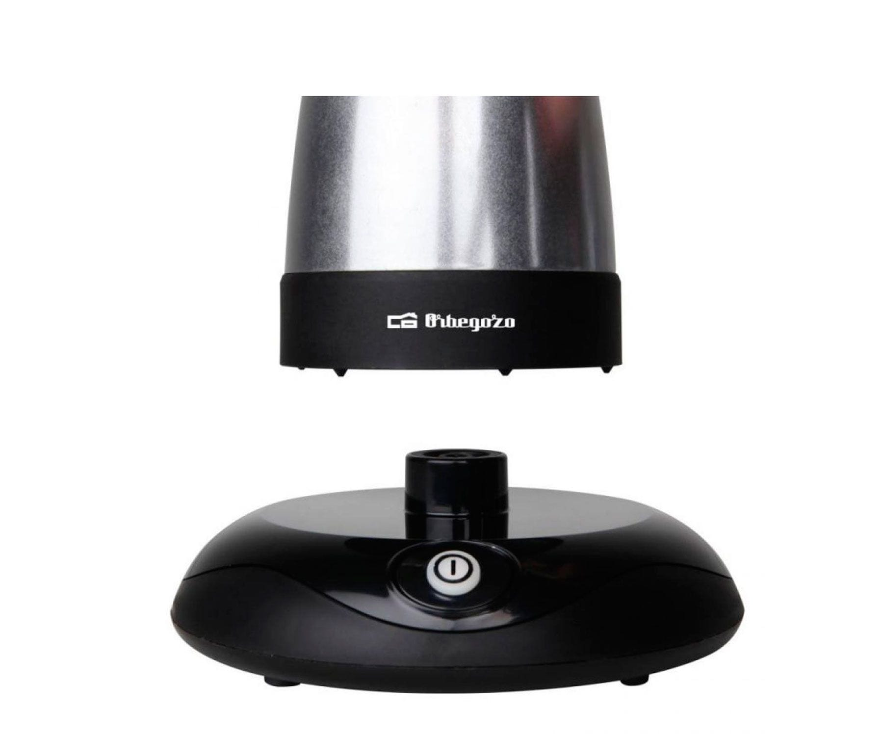 Czarny i srebrny wentylator elektryczny. Górna część jest odłączona. Marka jest widoczna.