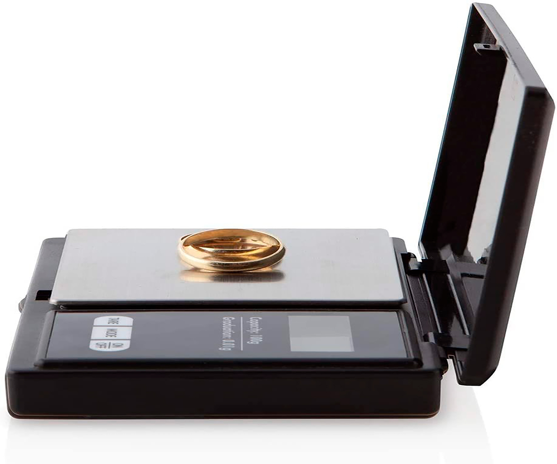 Balanza digital con anillo de oro, dentro de una funda negra, vista superior.