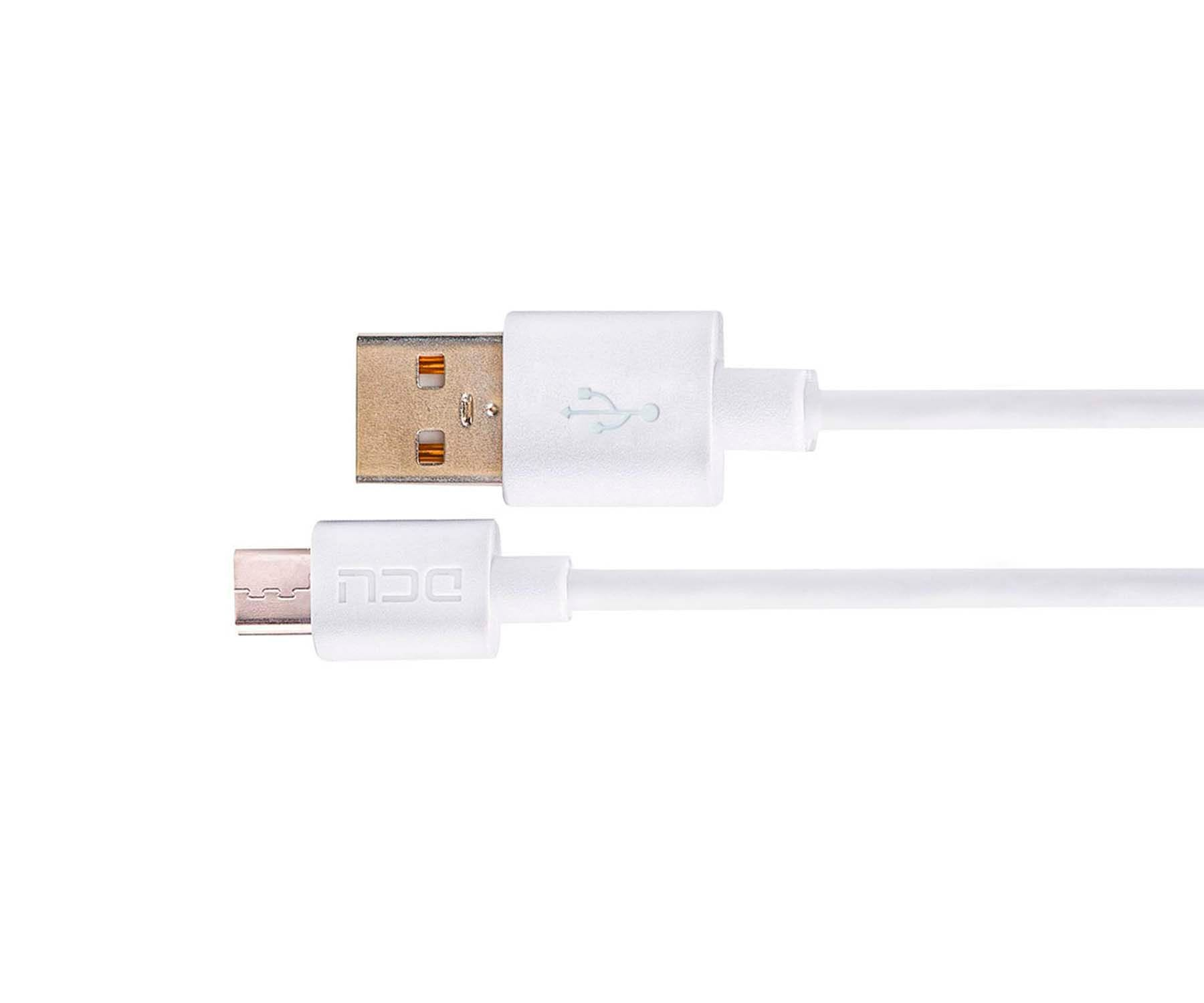 Un cavo USB bianco con un connettore USB e micro USB. Il cavo è su una superficie bianca.