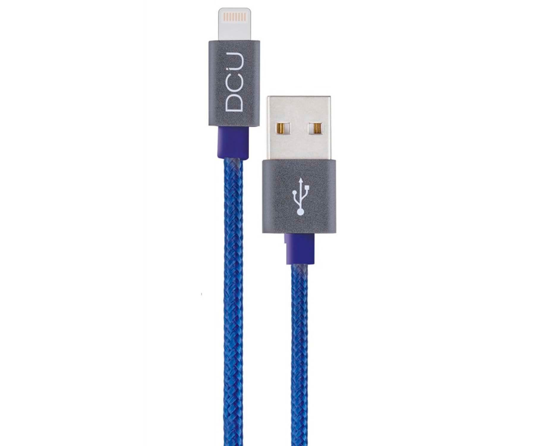 Un cable trenzado USB a Lightning azul y gris. El logotipo DCU está en el conector Lightning.